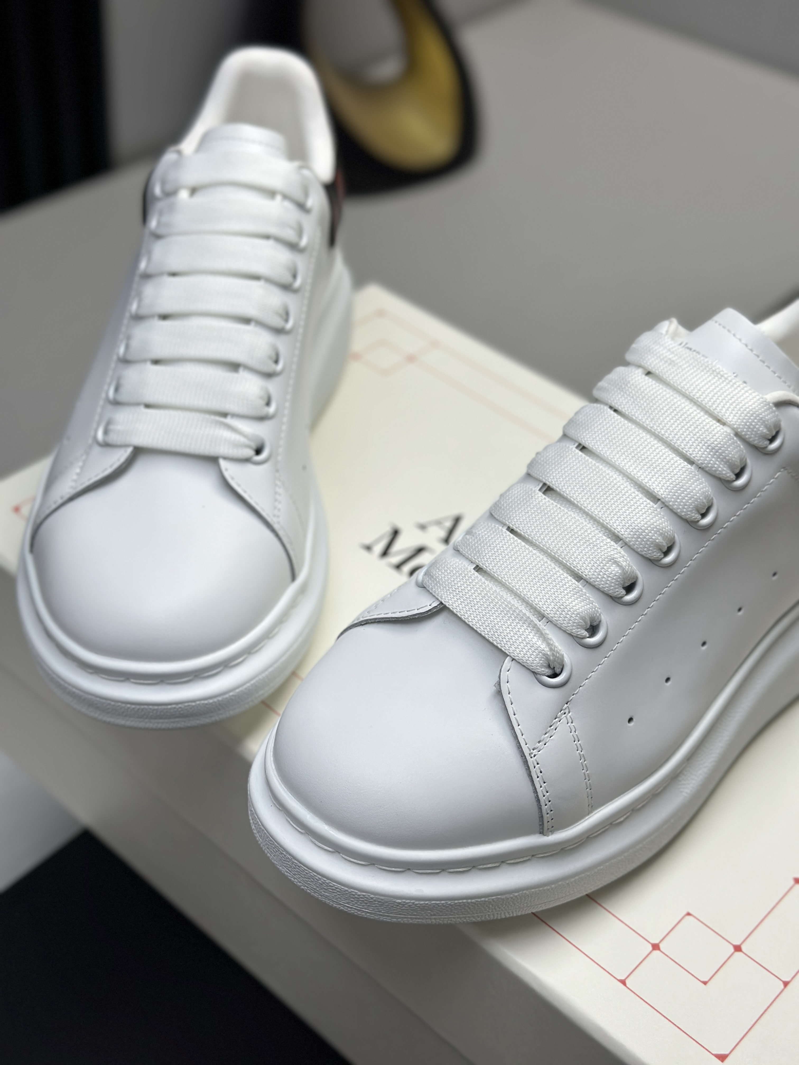 Кроссовки в стиле Alexander McQueen Oversized Sneaker белого цвета с контрастной пяткой