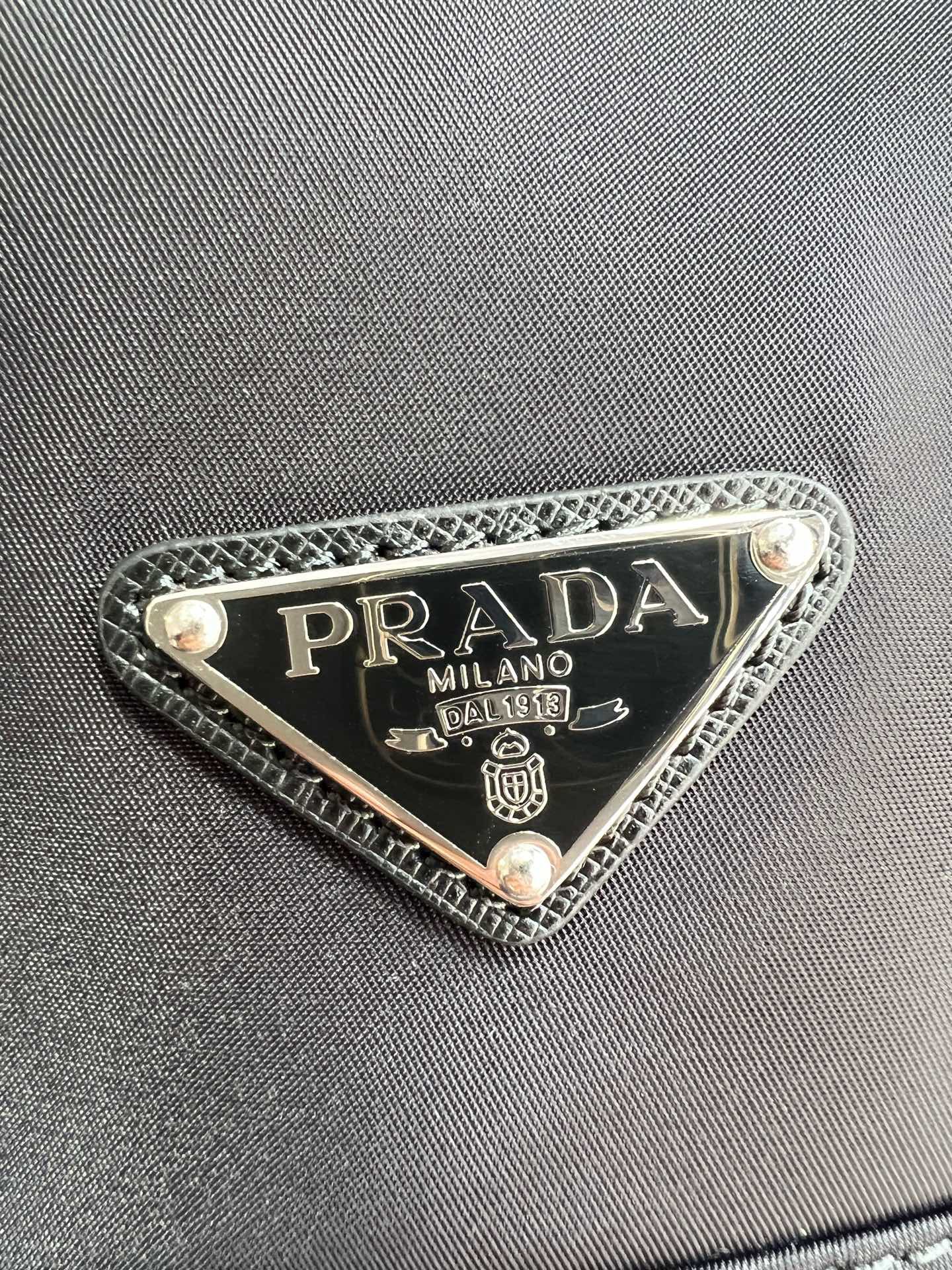 Рюкзак мужской в стиле Prada Re-Nylon чёрного цвета с треугольным логотипом