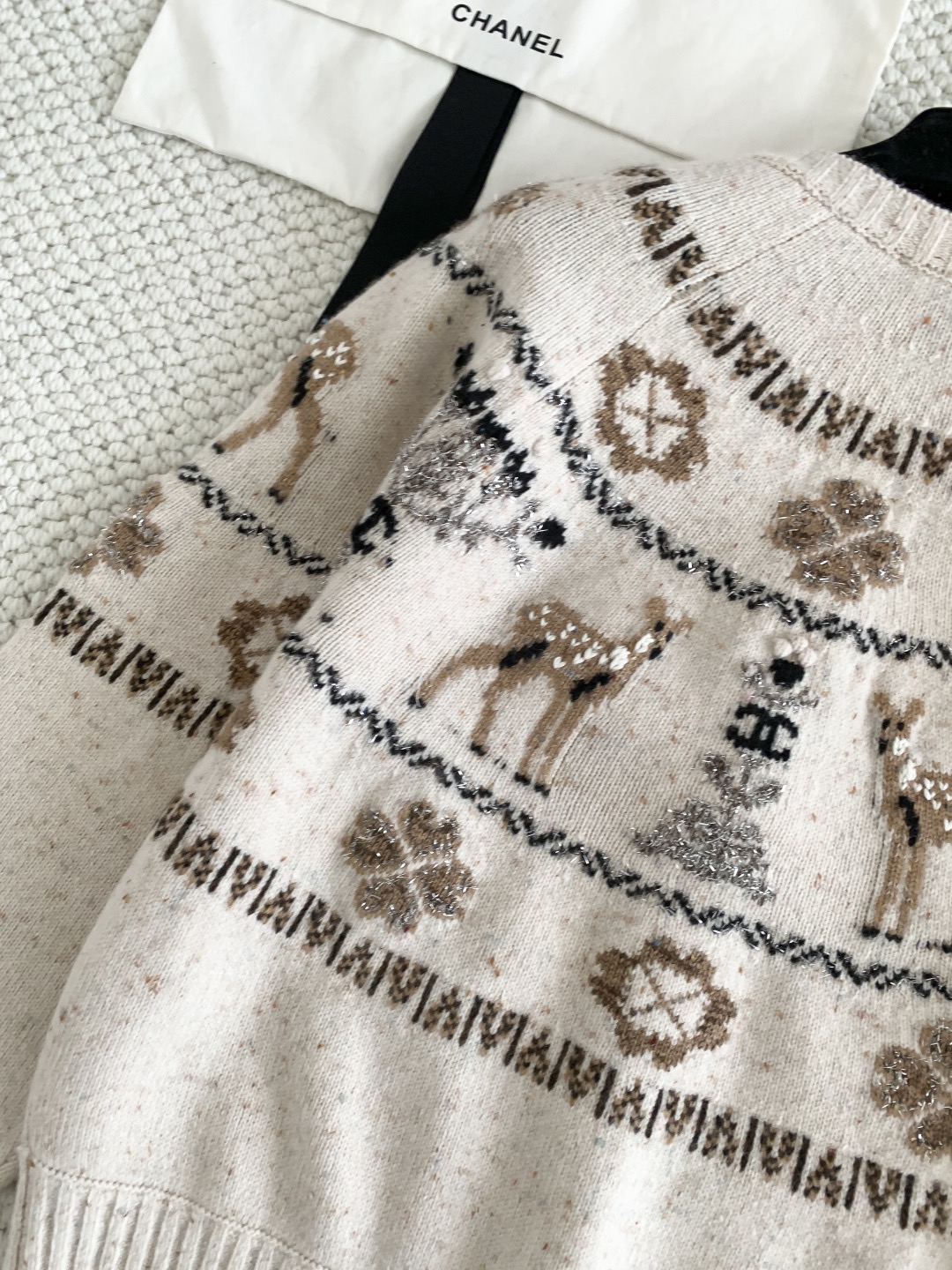 Кардиган женский в стиле Chanel с жаккардовым узором из смесовой шерсти молочного цвета