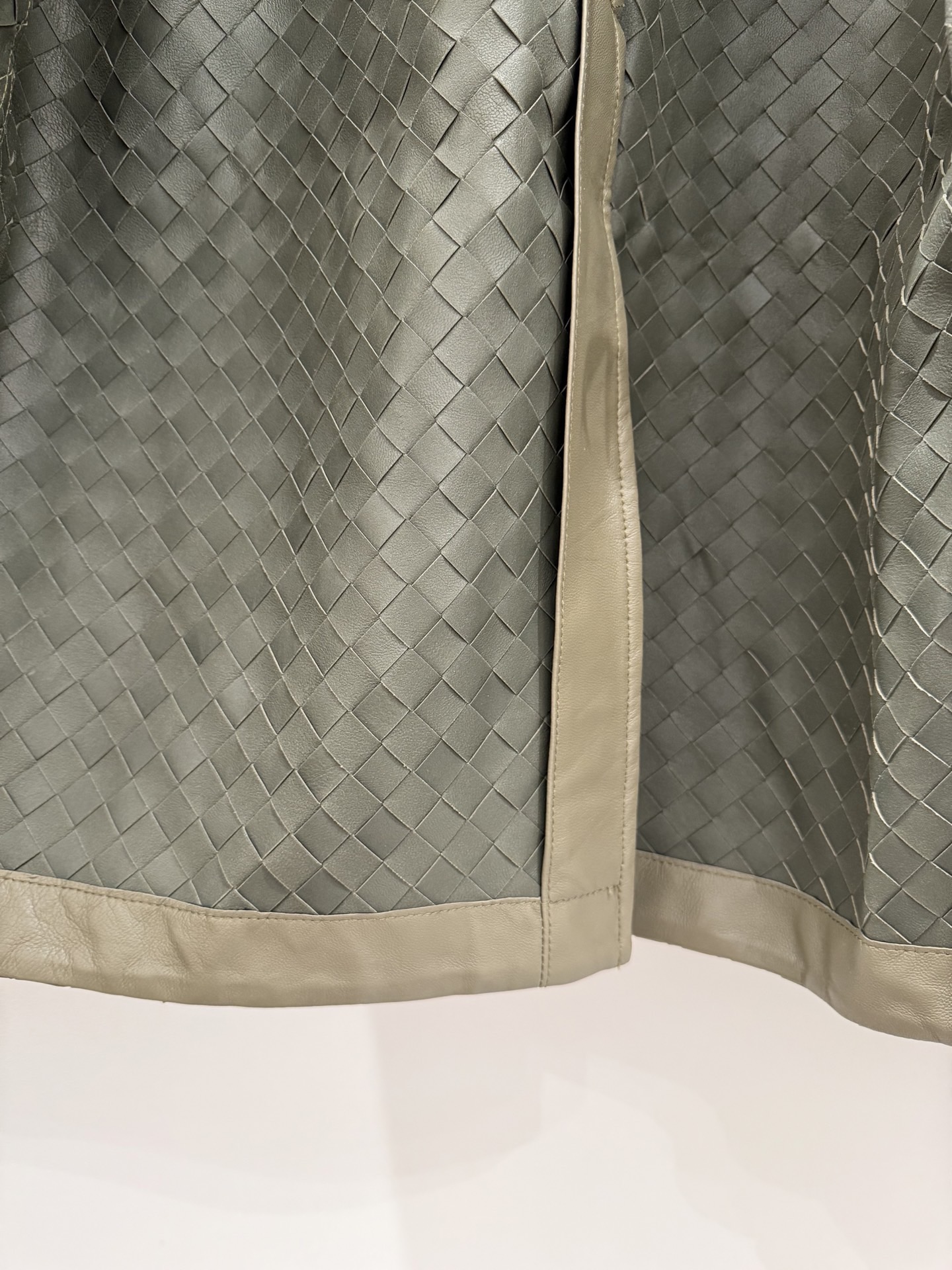 Пальто мужское в стиле Bottega Veneta оливково-бежевого цвета с плетением Intrecciato
