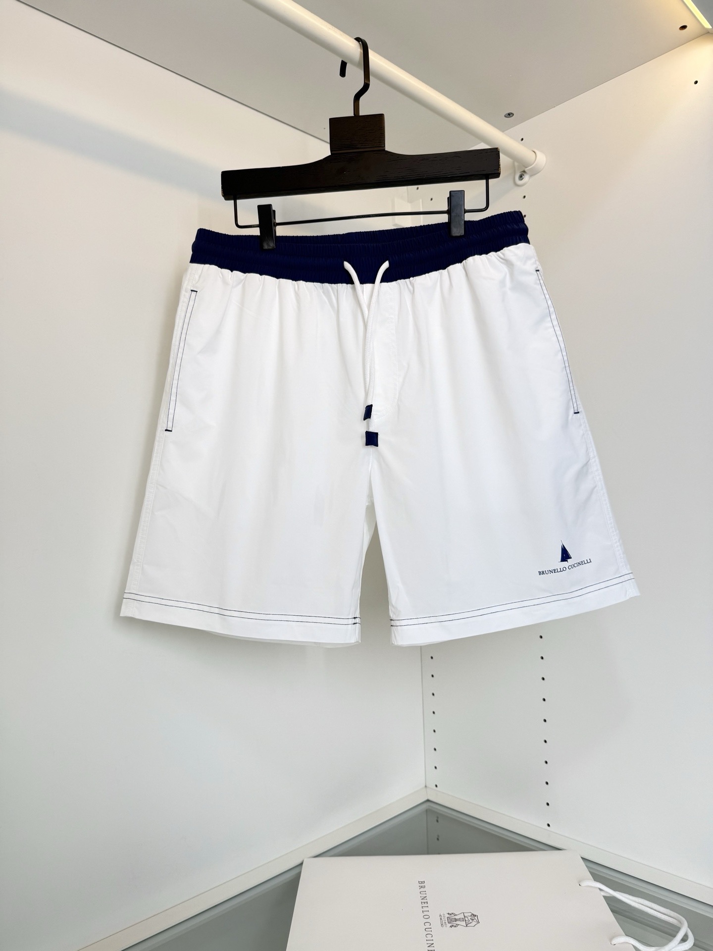 Шорты мужские в стиле Brunello Cucinelli белого цвета с контрастным поясом (пляжные)