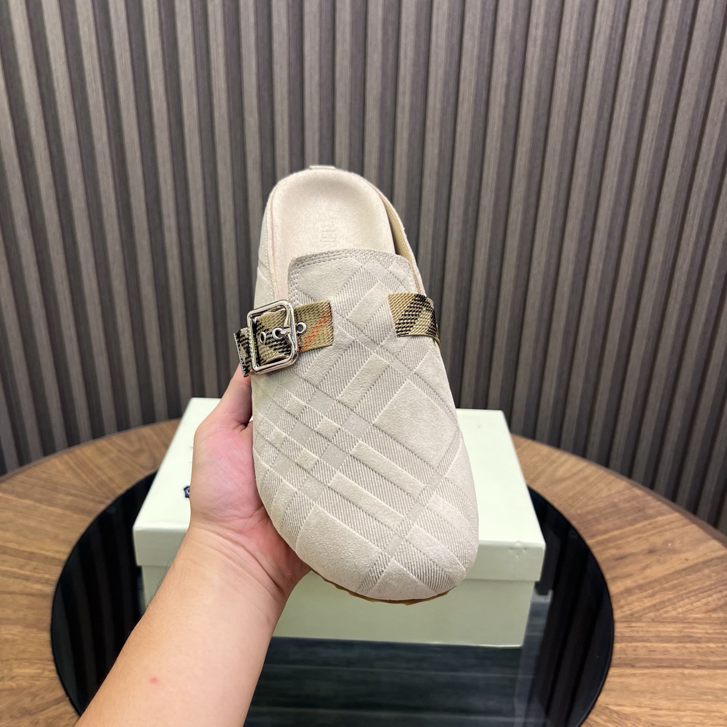 Мюли мужские в стиле Burberry светло-бежевого цвета с фирменной клеткой