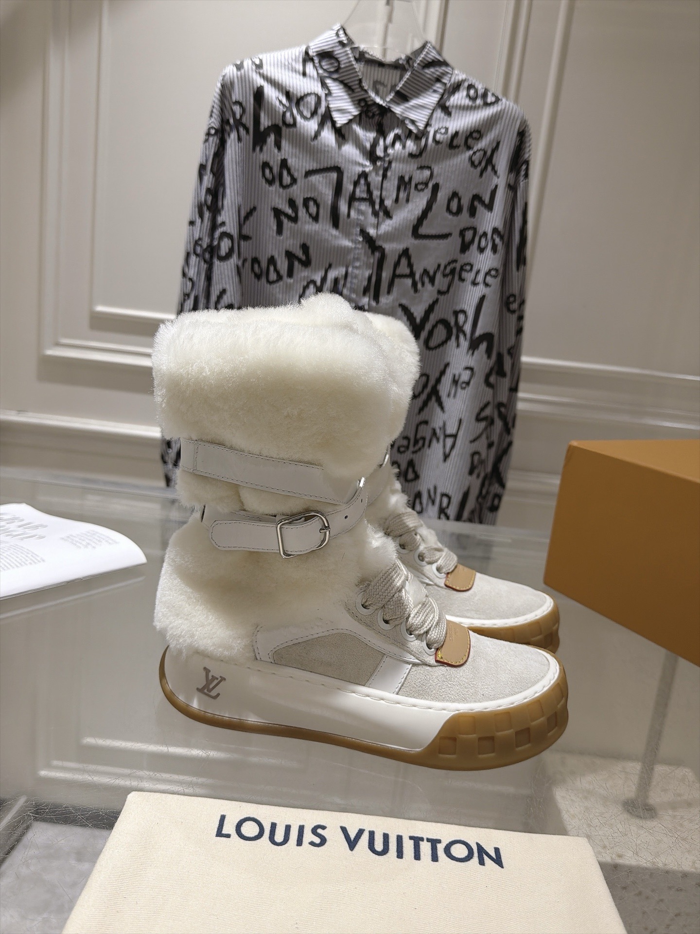 Ботинки женские Louis Vuitton белого цвета