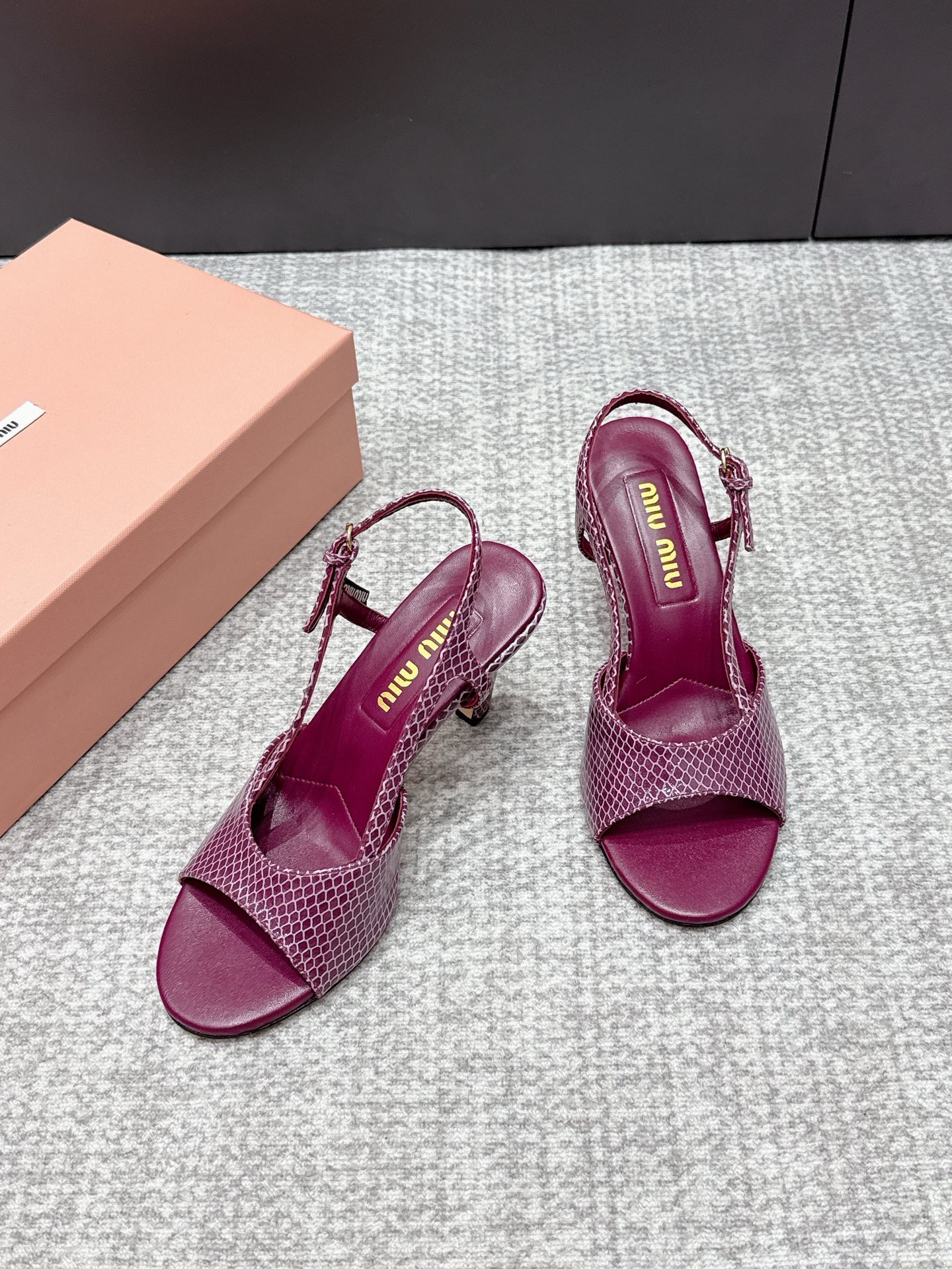 Босоножки женские Miu Miu фиолетового цвета