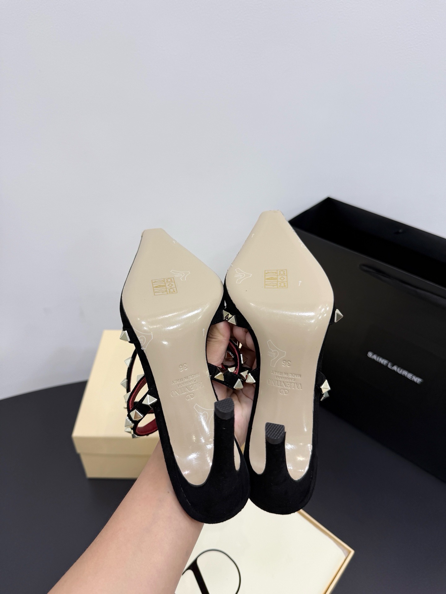 Босоножки женские в стиле Valentino Garavani Rockstud черного цвета