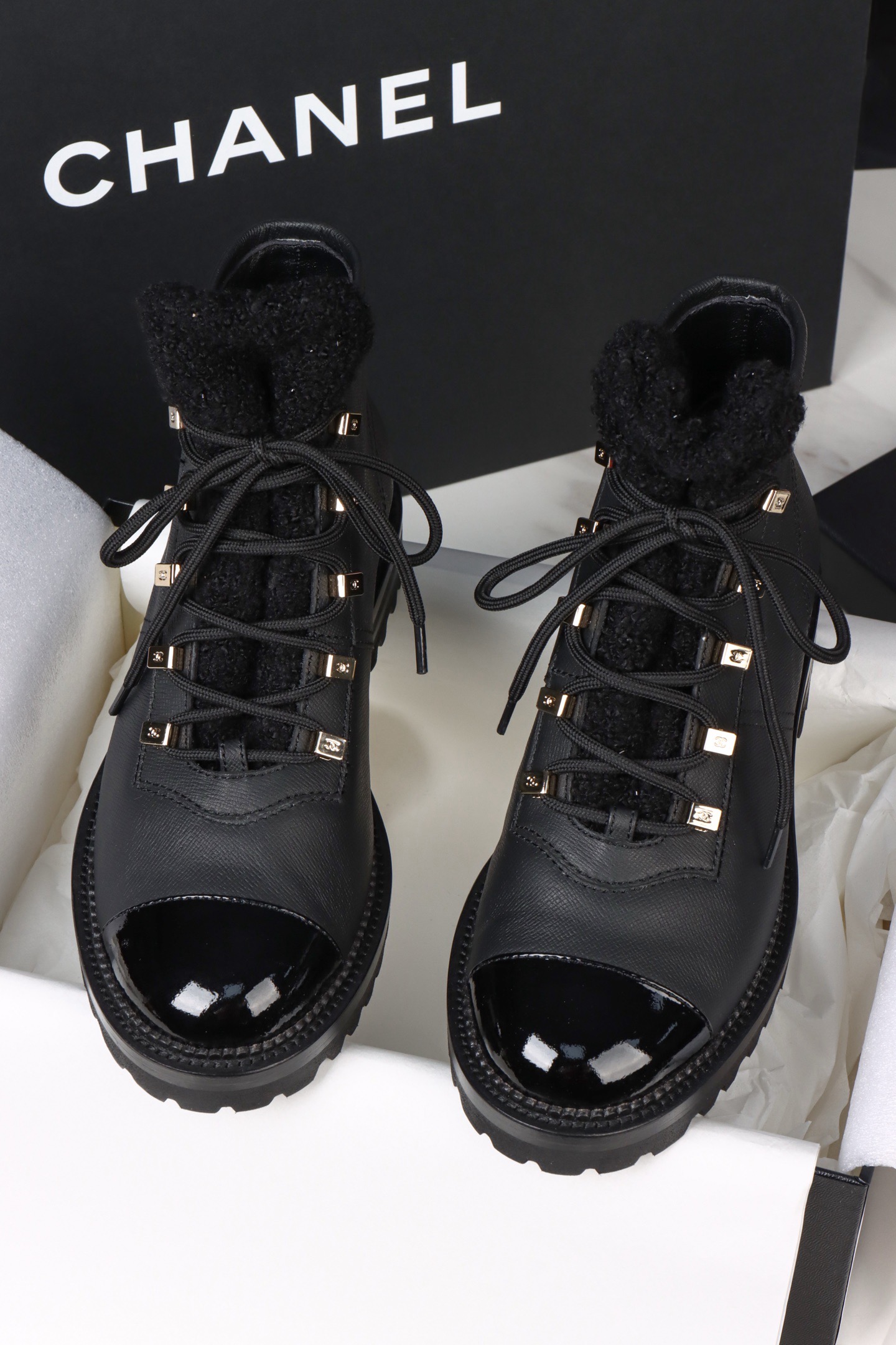 Ботинки женские Chanel чёрного цвета
