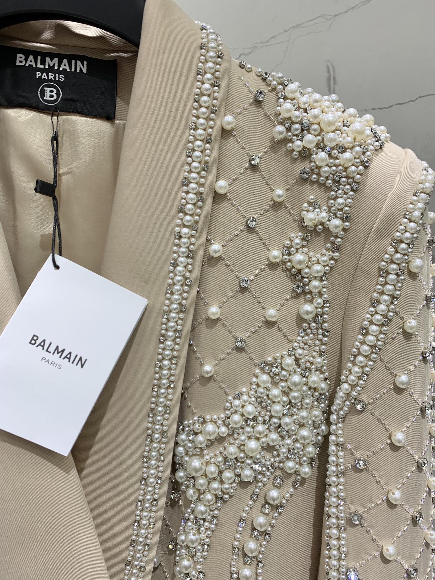 Жакет женский в стиле Balmain из плотной костюмной ткани бежевого цвета с ручной жемчужной вышивкой