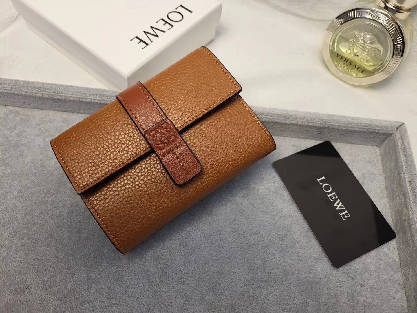 Кошелёк женский в стиле Loewe Anagram L1102 карамельно-коричневого цвета с контрастной подкладкой