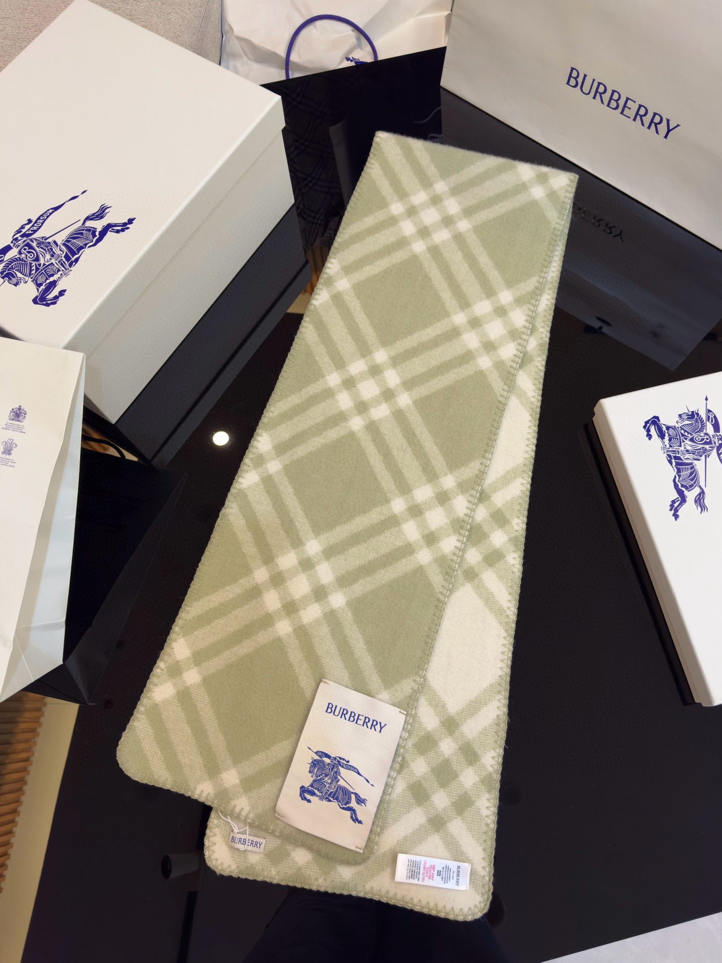 Шарф унисекс в стиле Burberry двусторонний из мягкой шерсти с диагональной клеткой оливкого цвета