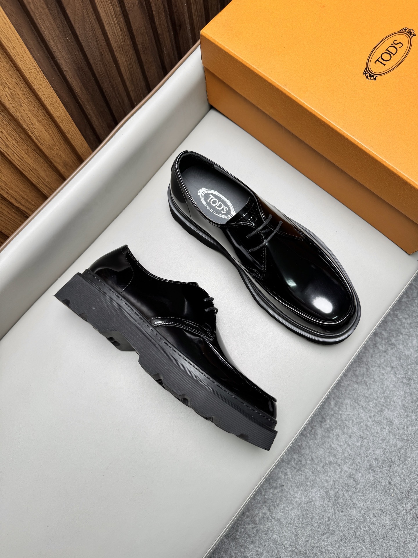 Туфли мужские в стиле Tod’s черного цвета на массивной подошве