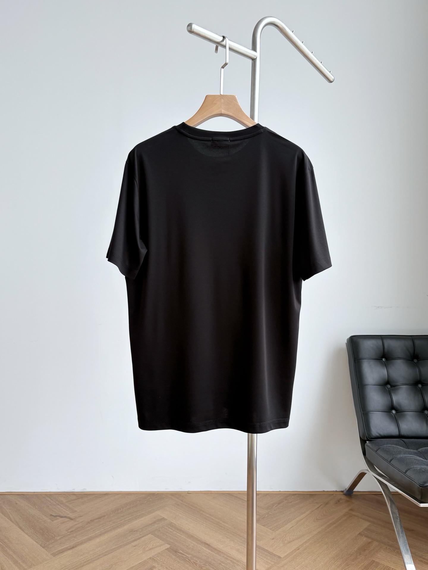 Футболка унисекс в стиле Dior из хлопка чёрного цвета с вышивкой пчелы