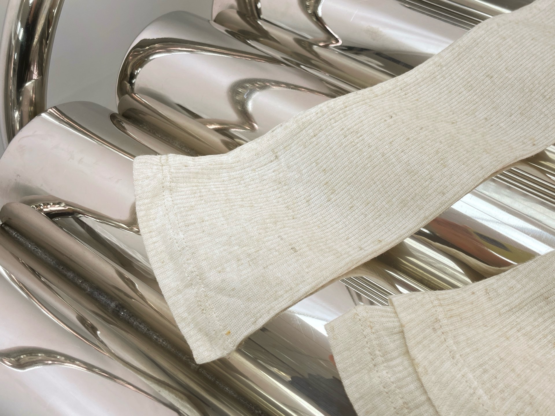 Лонгслив женский в стиле Acne Studios молочного цвета с эффектом многослойности и принтом