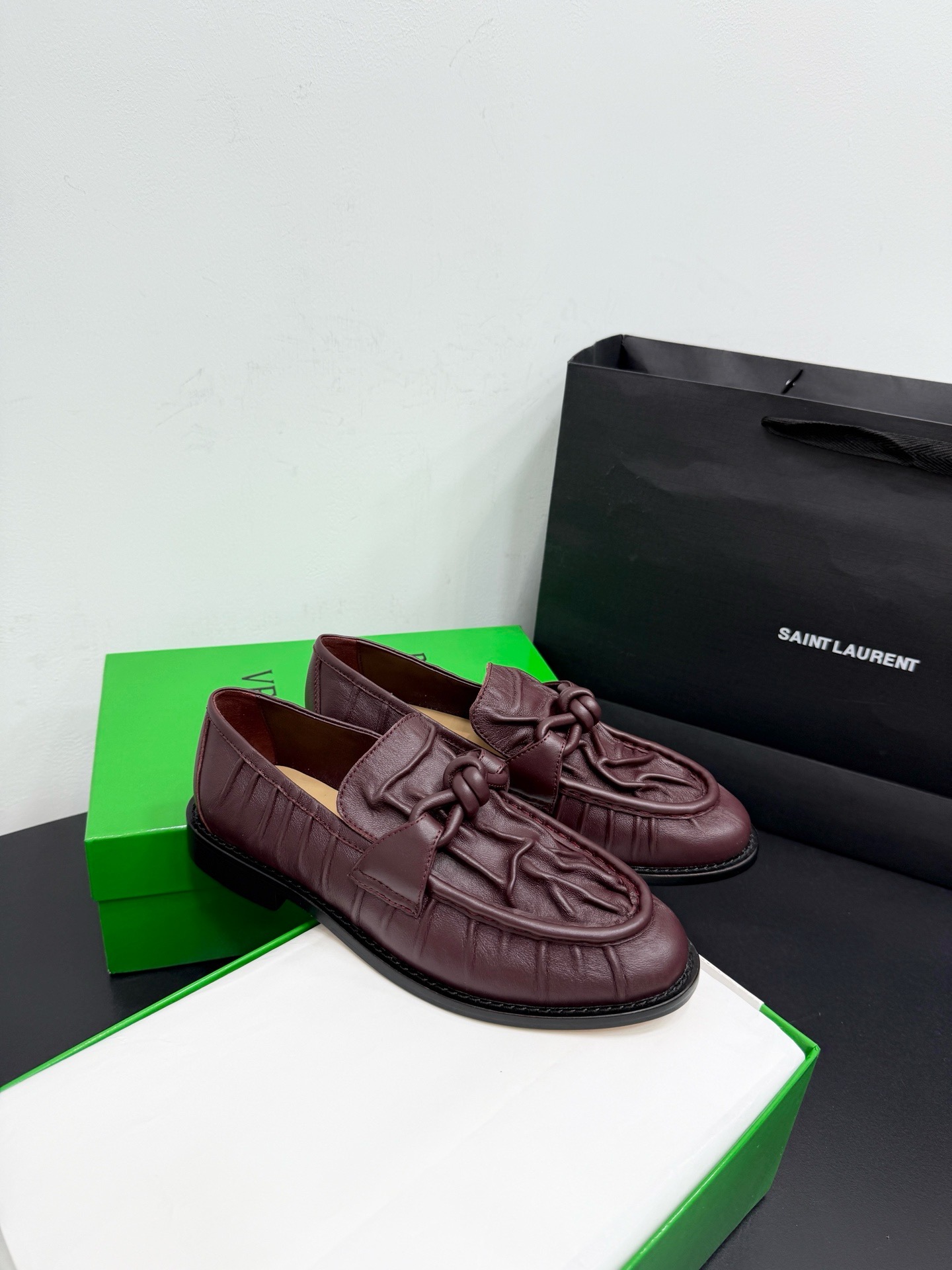 Лоферы женские Bottega Veneta Astaire бордового цвета