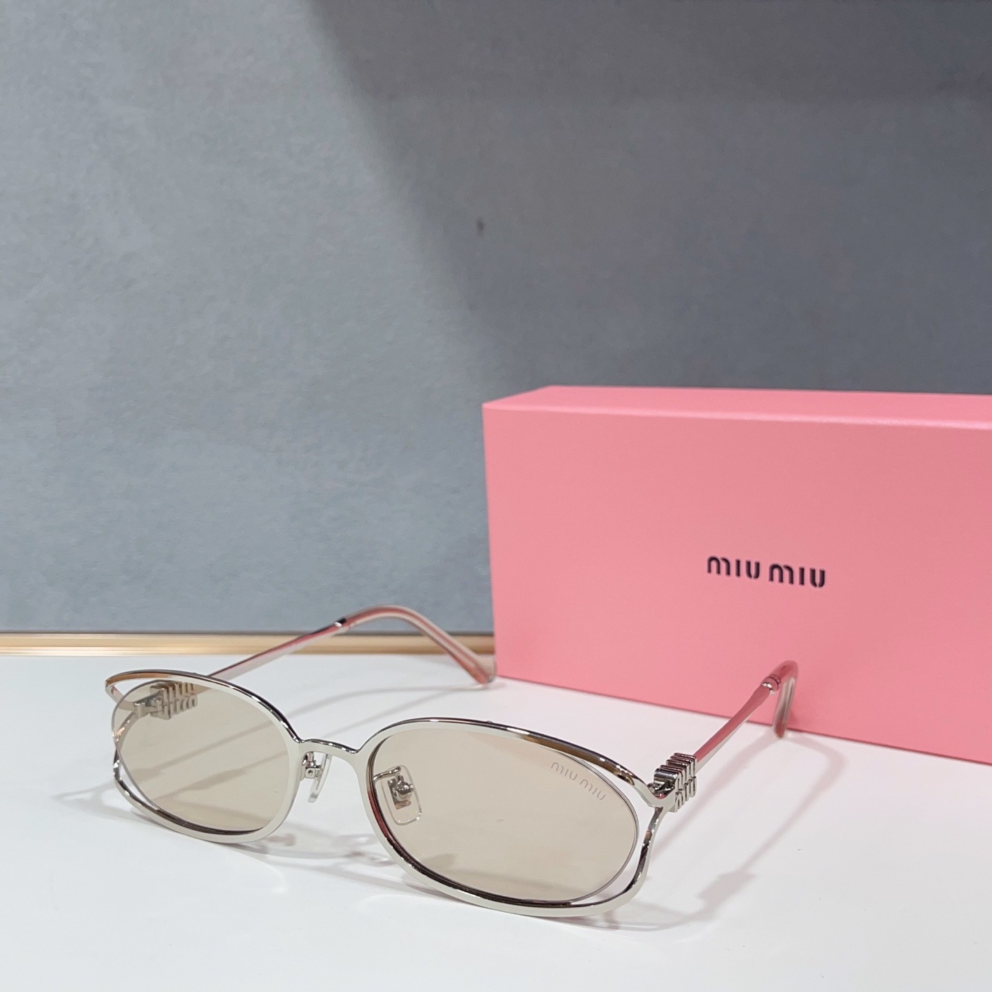 Очки солнцезащитные женские в стиле Miu Miu овальной формы