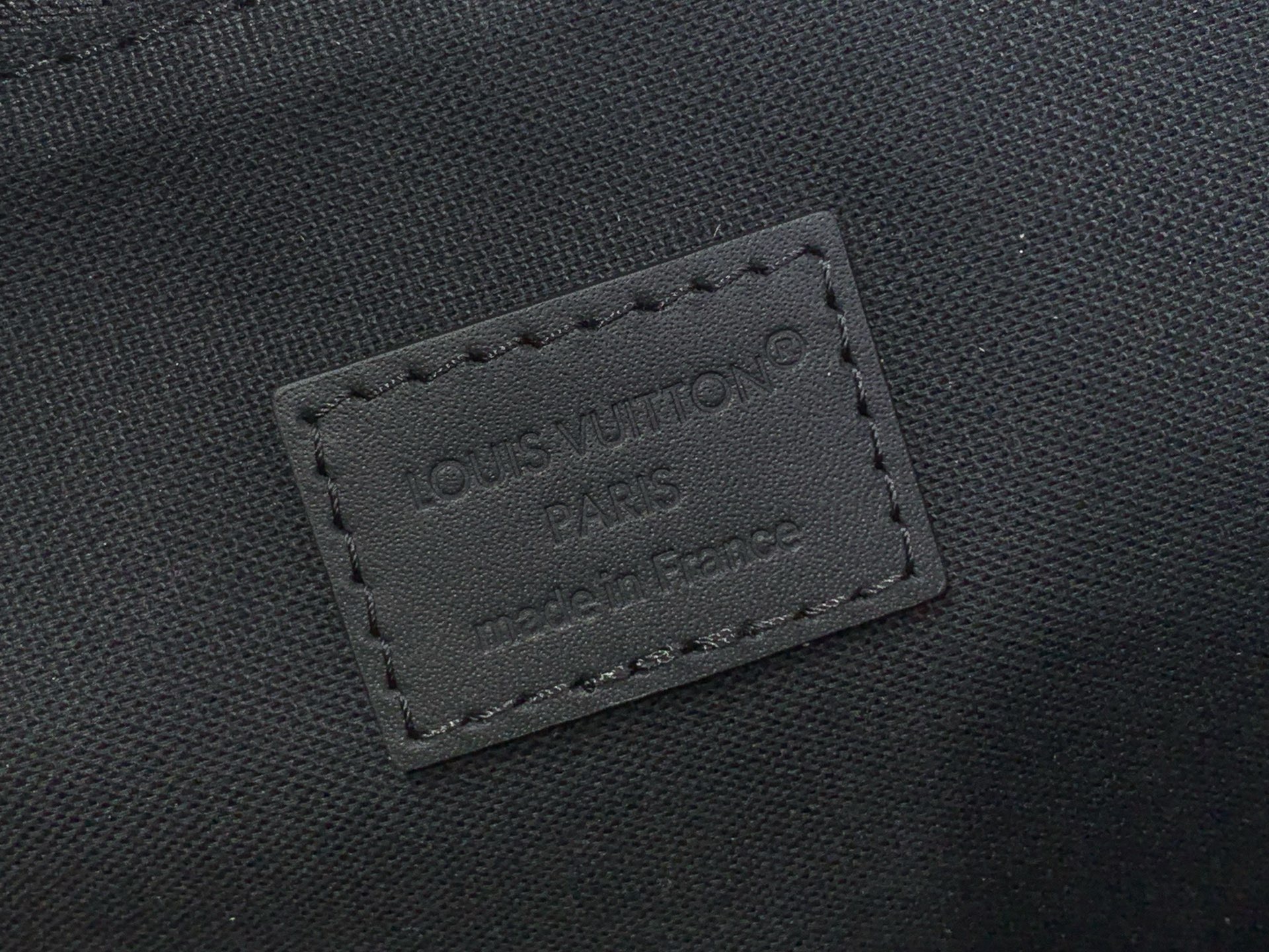 Сумка унисекс в стиле Louis Vuitton Christopher Messenger чёрная Empreinte