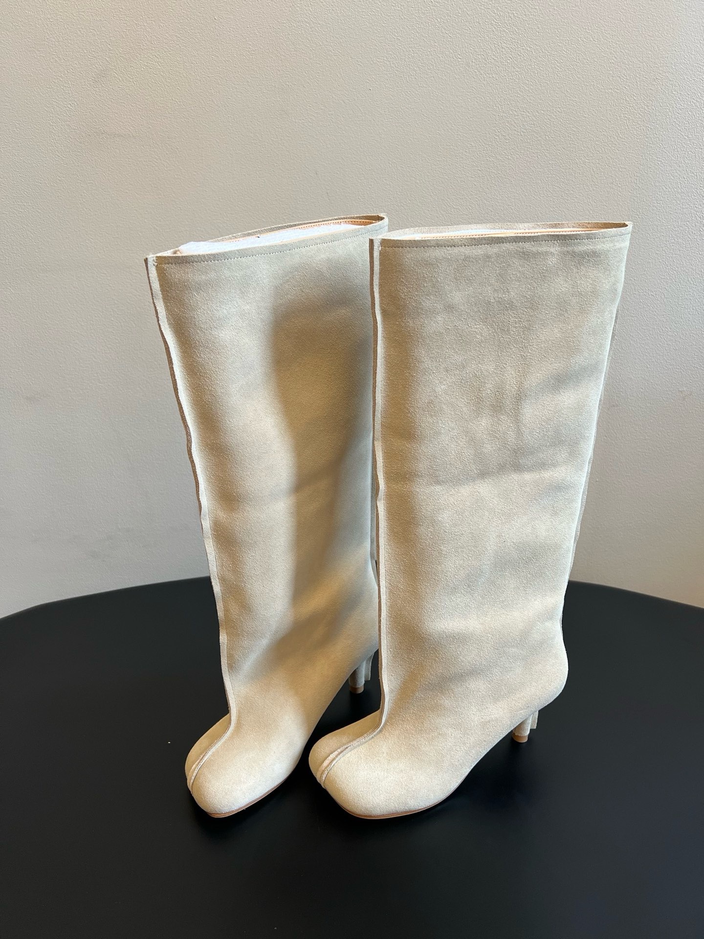 Сапоги женские Maison Margiela Tabi молочного цвета
