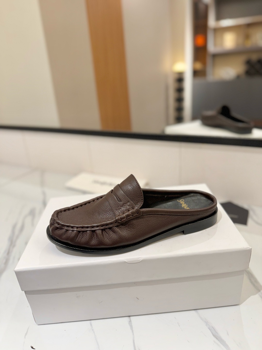Лоферы-мюли Saint Laurent Le Loafer шоколадного цвета