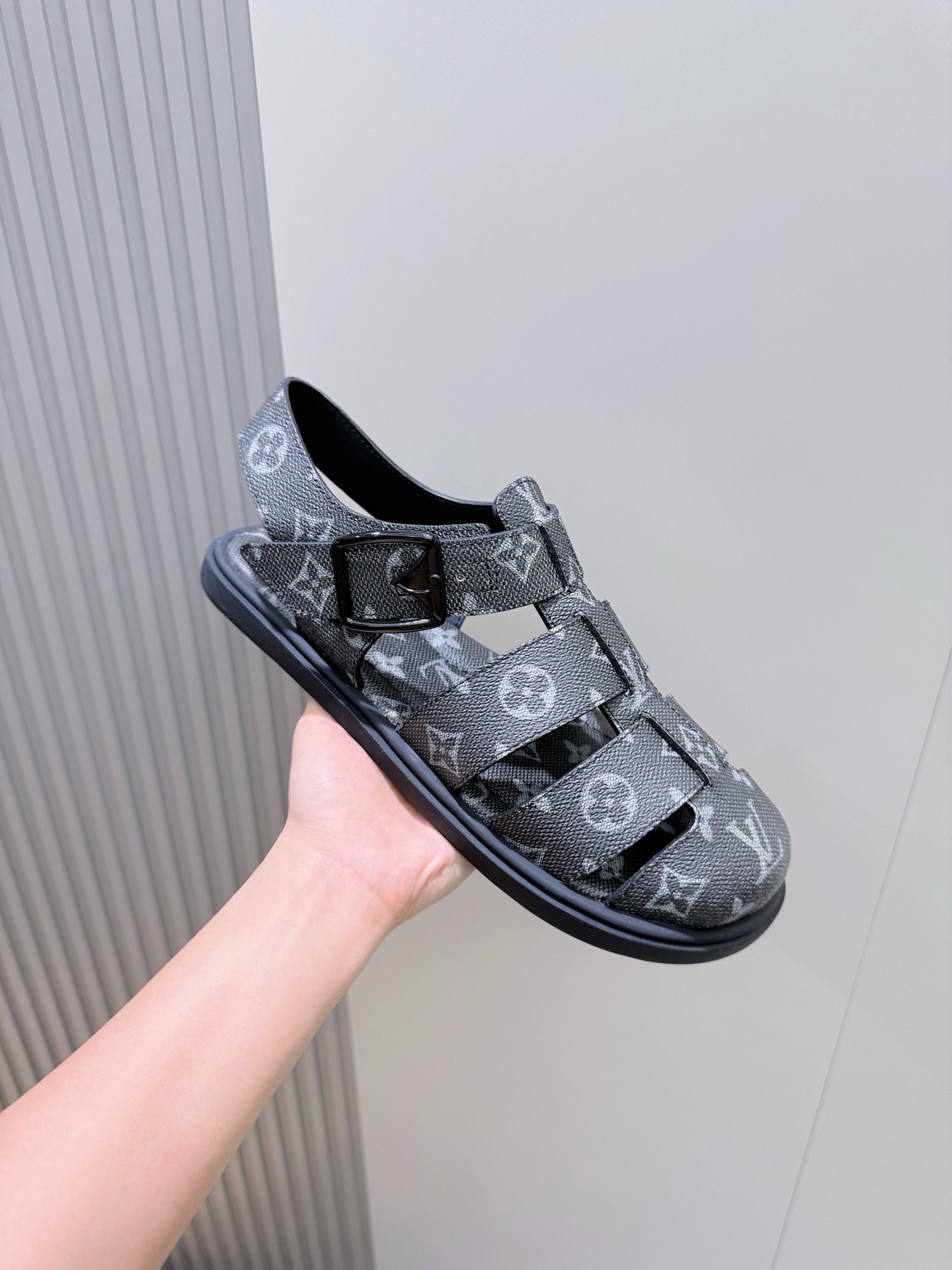 Сандалии мужские в стиле Louis Vuitton с монограммой серого цвета