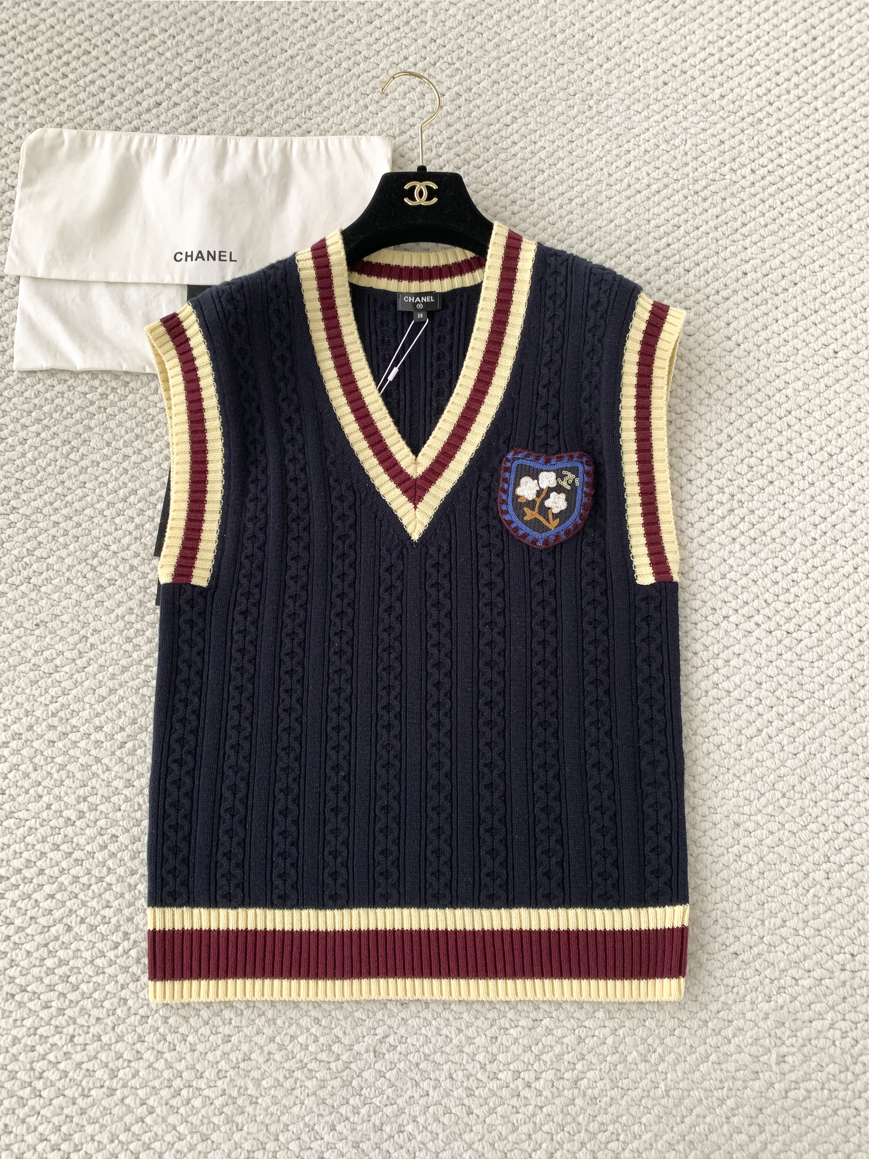 Жилет женский в стиле Chanel тёмно-синего цвета с контрастной отделкой