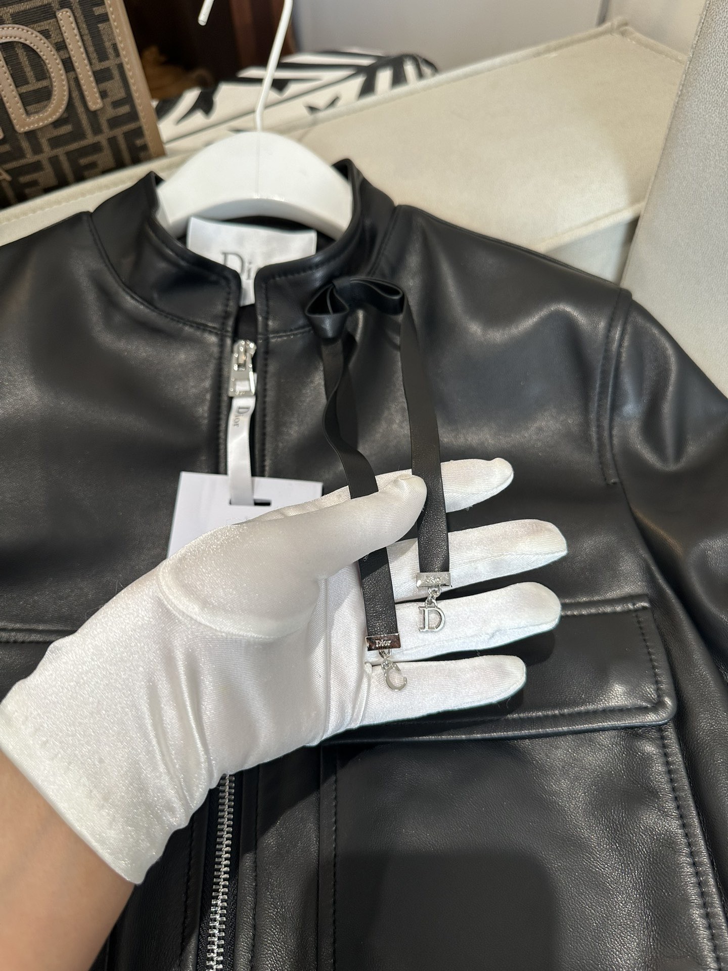 Куртка женская в стиле Dior из натуральной кожи чёрного цвета укороченная с воротником-стойкой