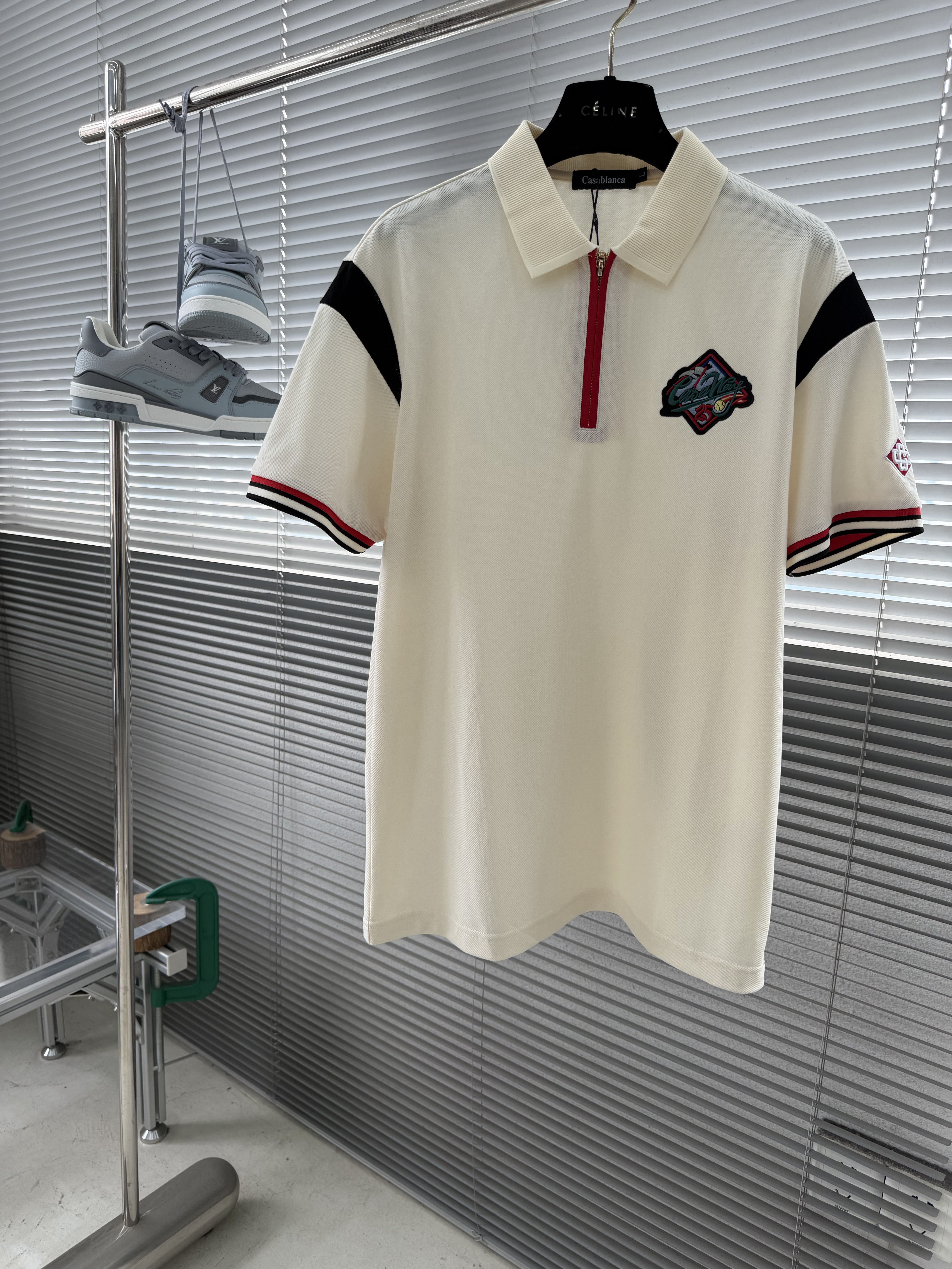 Поло мужское в стиле Casablanca из хлопка молочного цвета с вышивкой и молнией