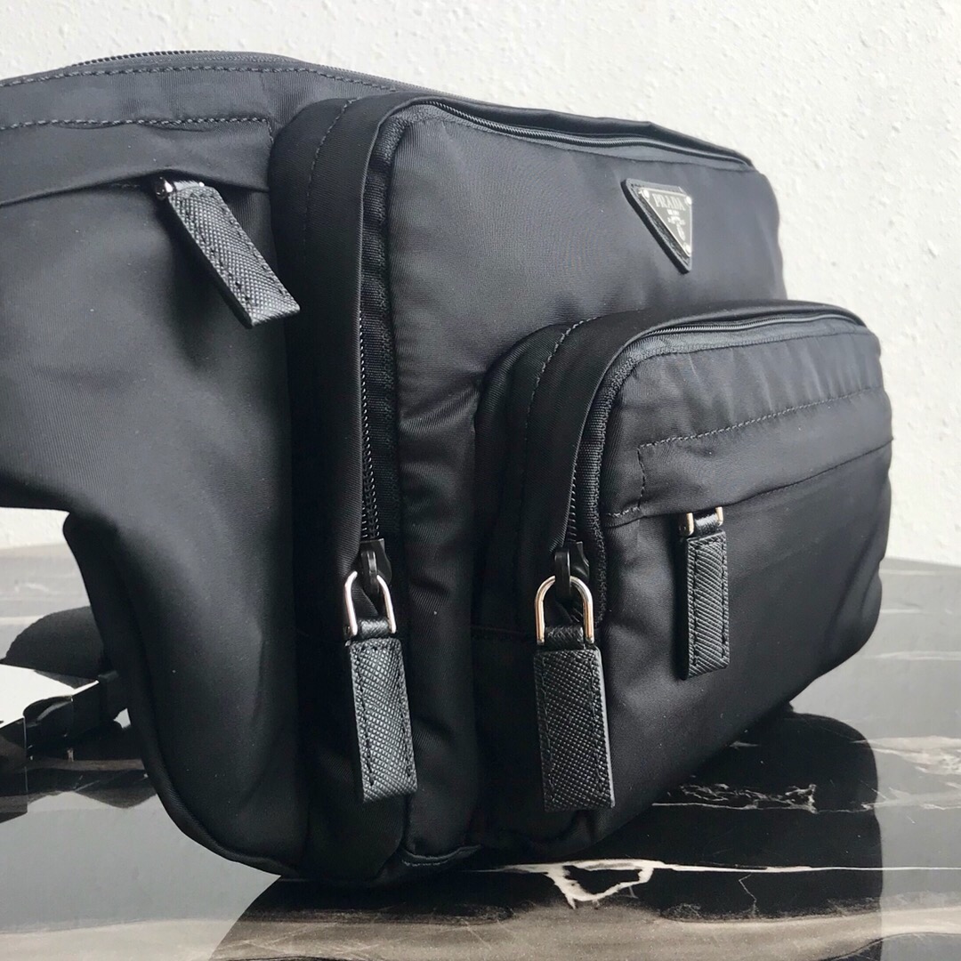 Сумка поясная мужская в стиле Prada Re-Nylon чёрного цвета с несколькими карманами