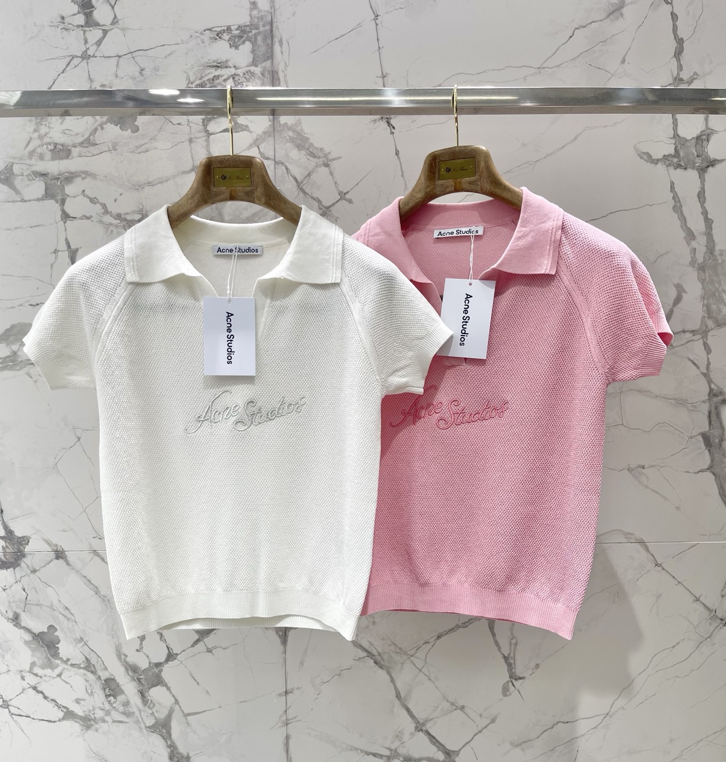 Поло женское в стиле Acne Studios с вышивкой логотипа белого цвета