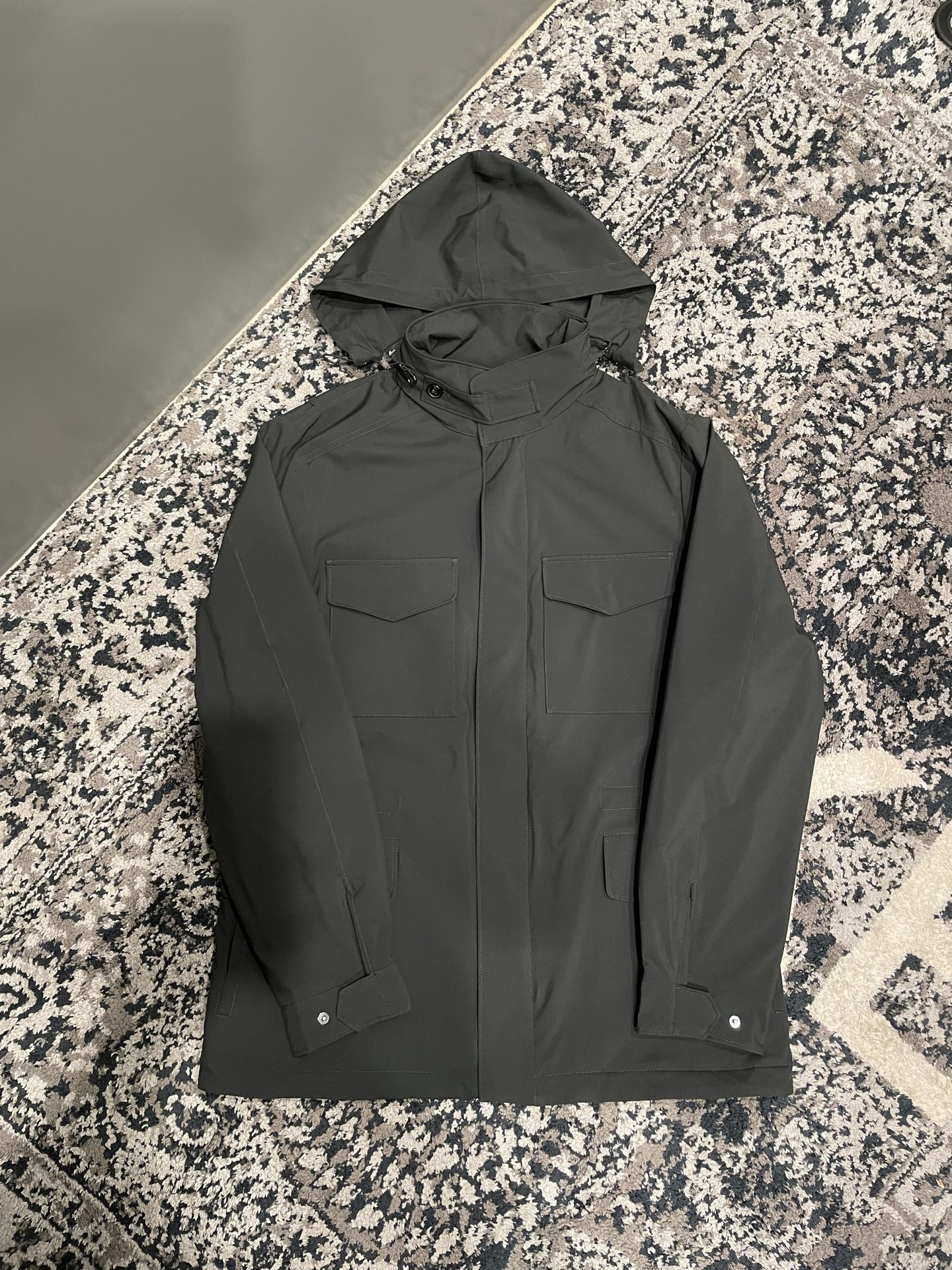 Куртка мужская в стиле Loro Piana Traveller Windmate® из технологичной ткани серого цвета с капюшоном