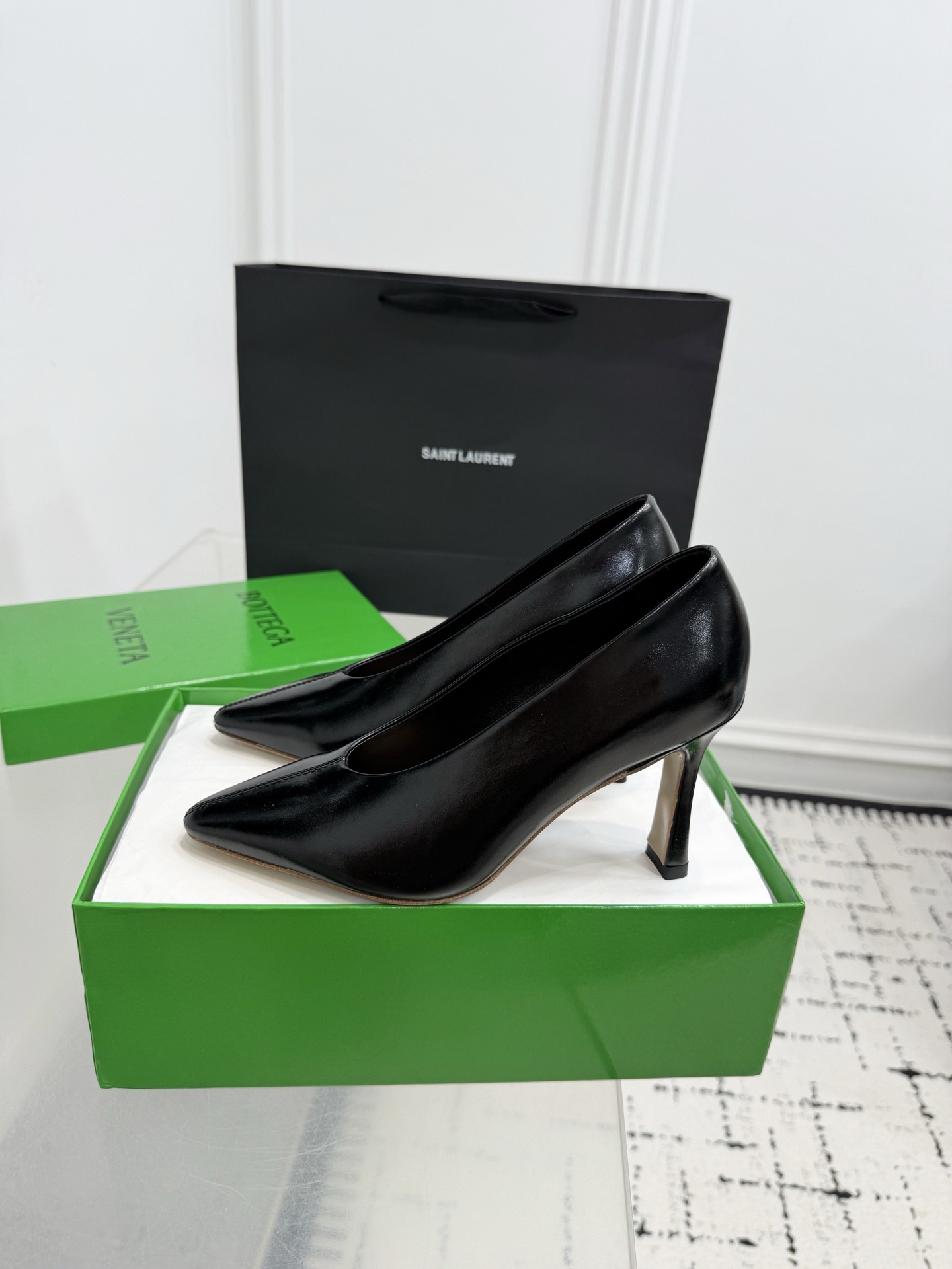 Туфли женские в стиле Bottega Veneta Sofia с глубоким вырезом чёрного цвета