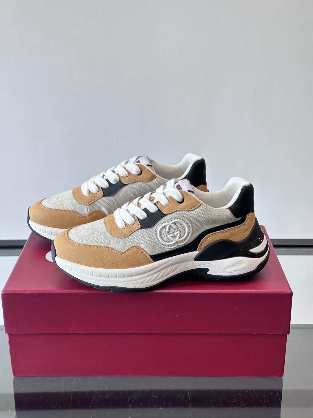 Кроссовки мужские в стиле Gucci бежево-песочного цвета с чёрными и белыми вставками