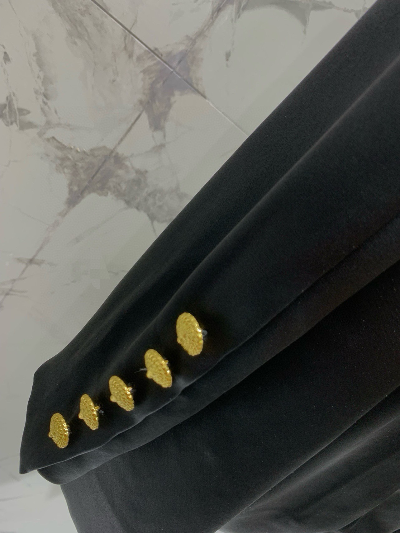 Пиджак женский в стиле Balmain чёрного цвета с золотыми пуговицами