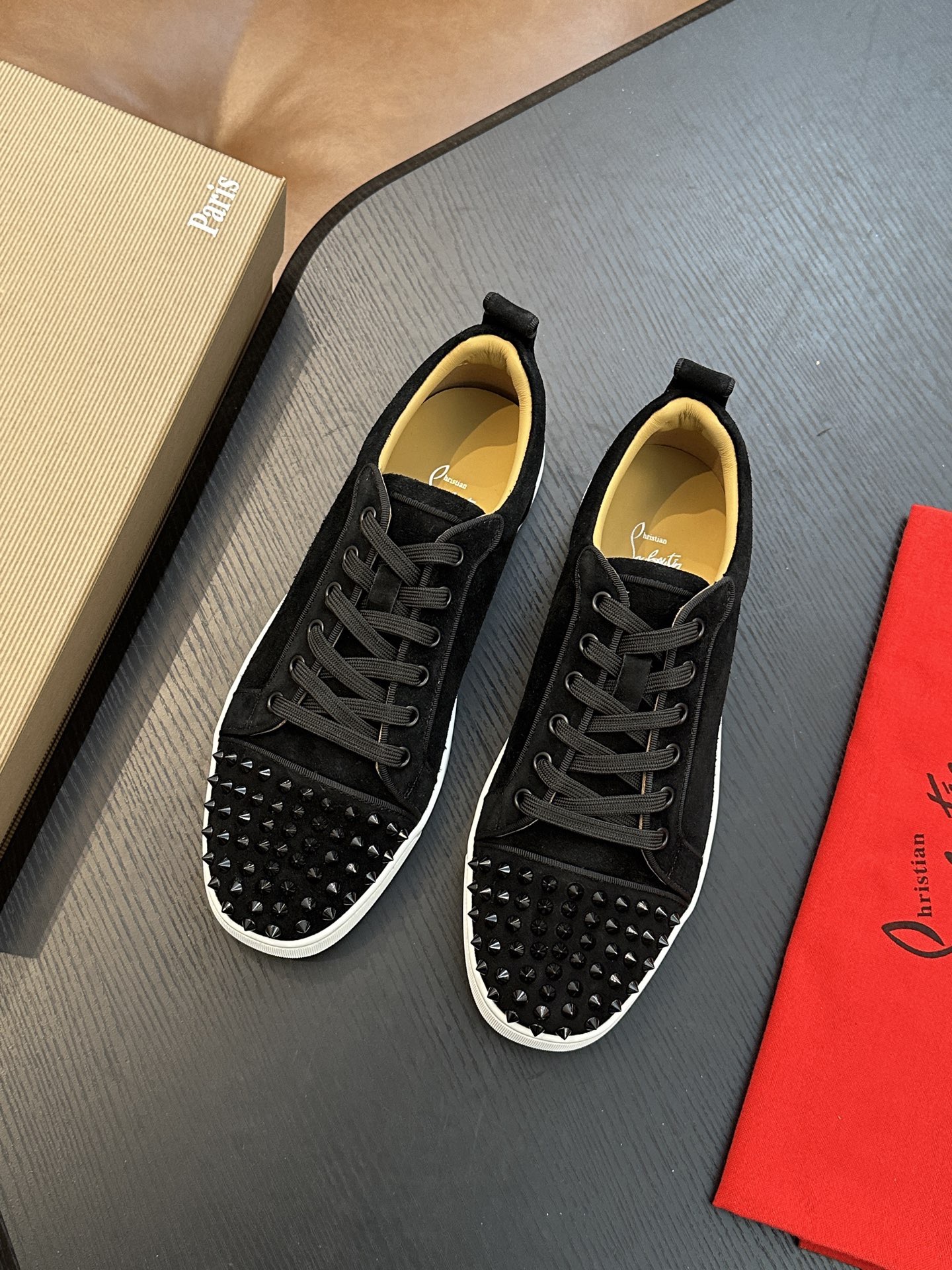 Кроссовки мужские в стиле Christian Louboutin чёрного цвета с шипами и белой подошвой