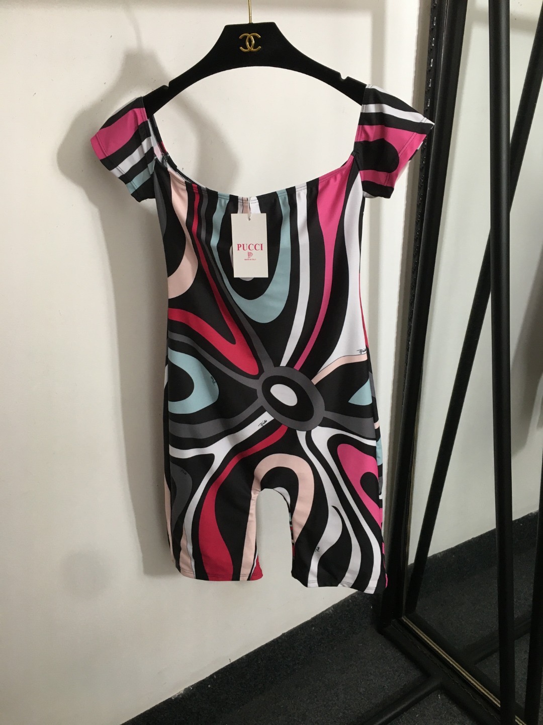 Купальник женский в стиле Emilio Pucci слитный с принтом с открытыми плечами и шортами