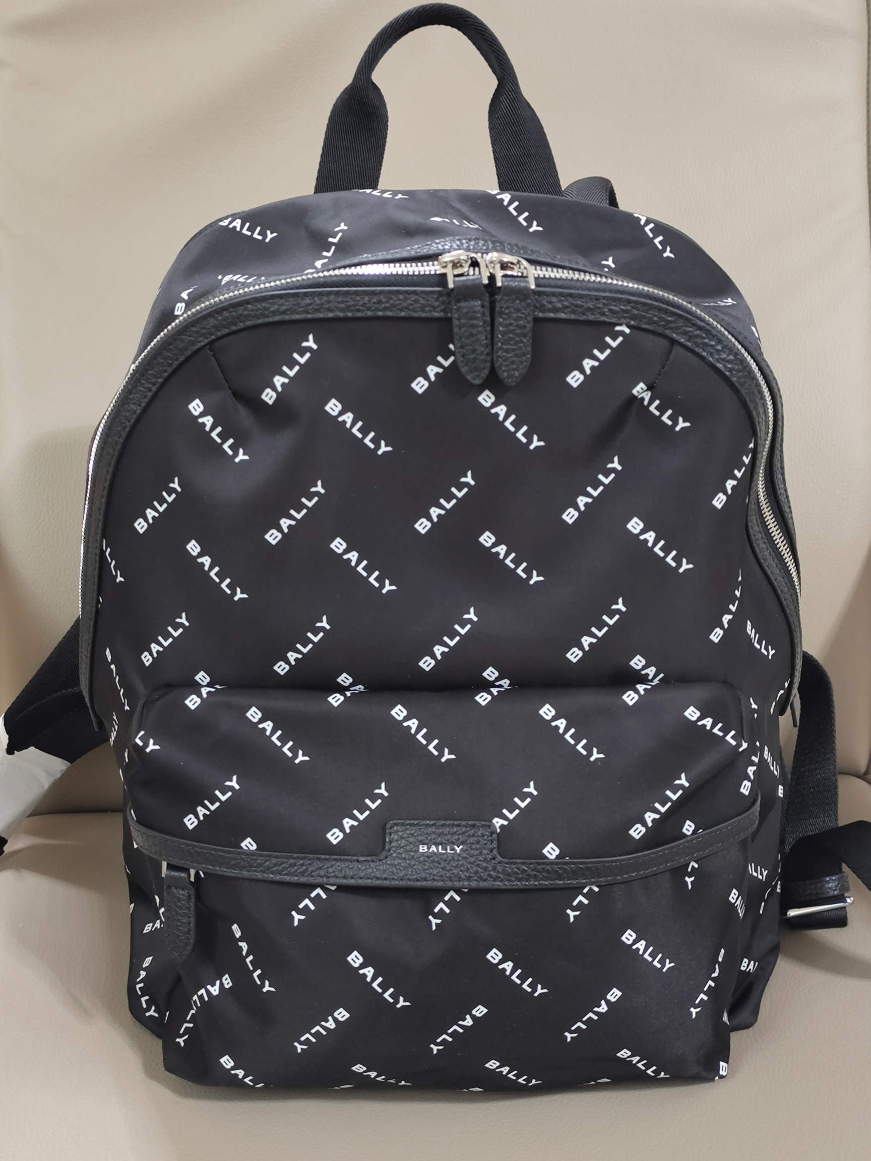 Рюкзак унисекс в стиле Bally из водоотталкивающего текстиля с кожаными элементами чёрного цвета