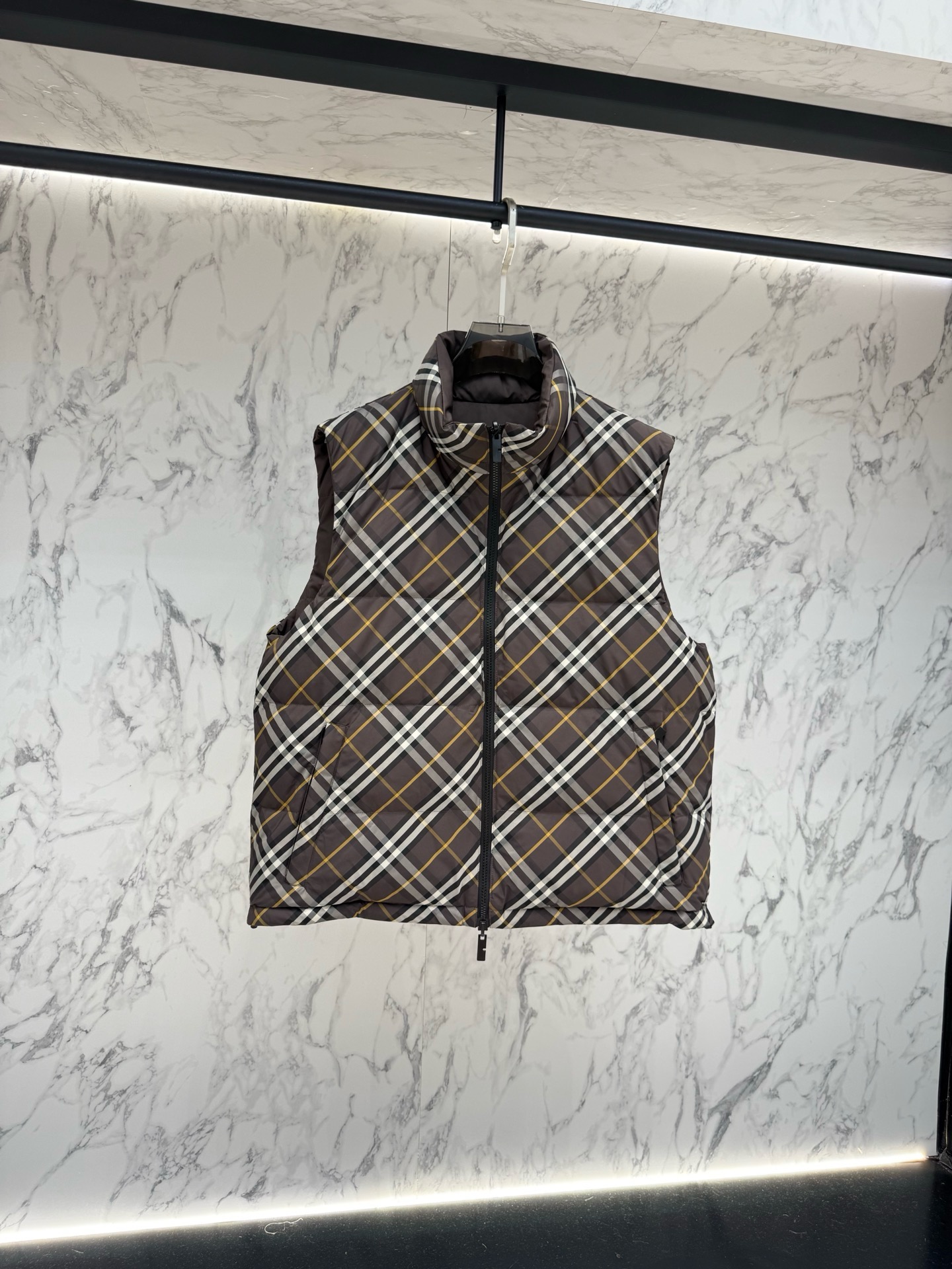 Жилет пуховый мужской Burberry Reversible Check Puffer Gilet двусторонний серо-коричневого цвета с фирменной клеткой и натуральным пухом