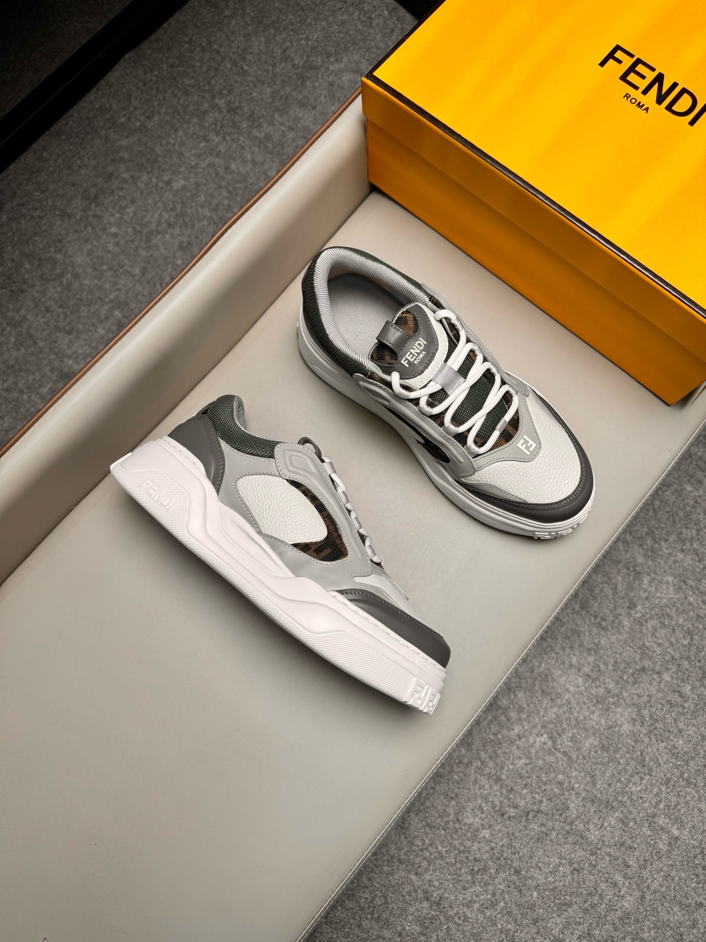 Кроссовки мужские в стиле Fendi серого цвета
