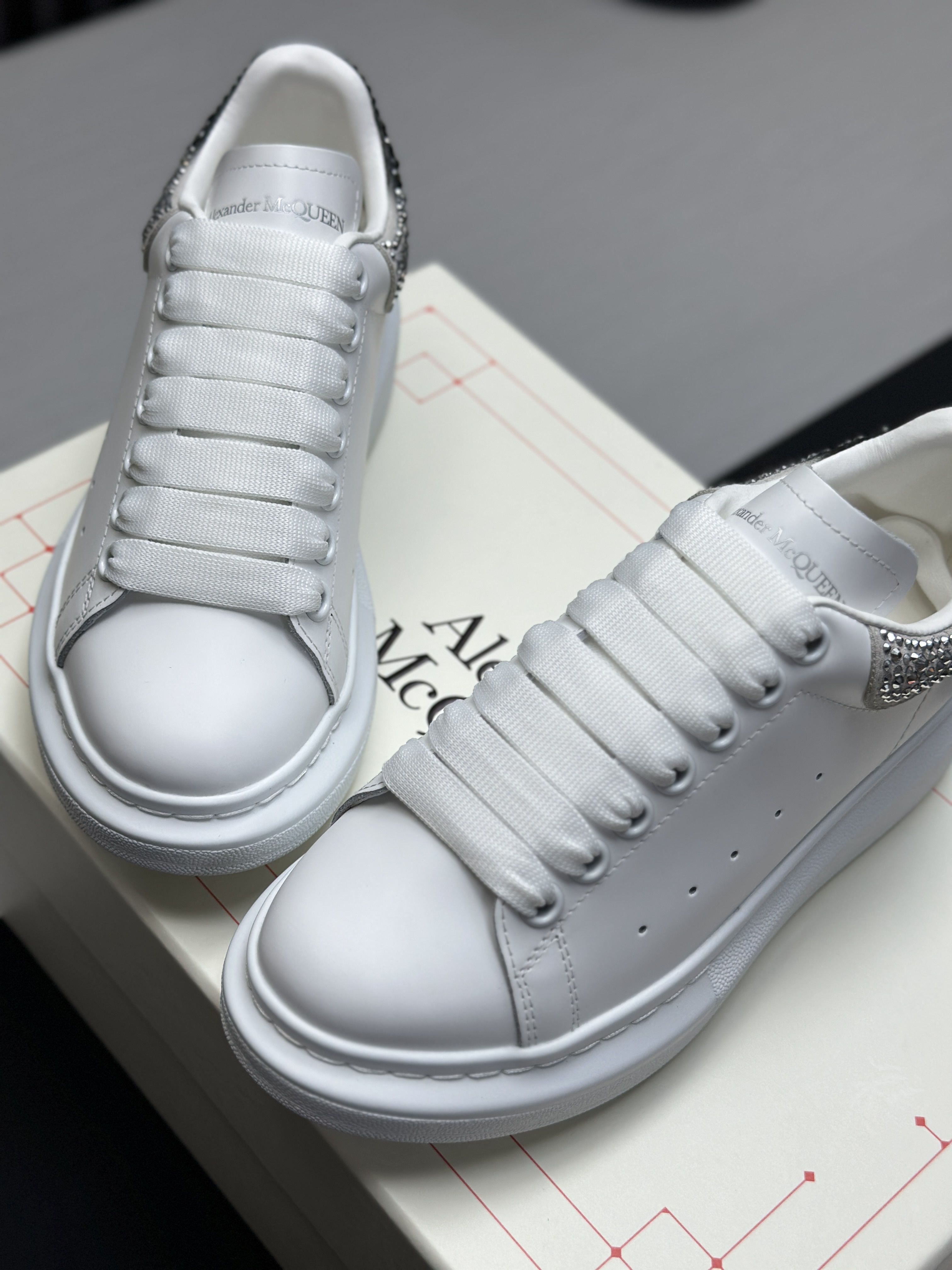 Кроссовки в стиле Alexander McQueen белого цвета с пудрово-розовым задником