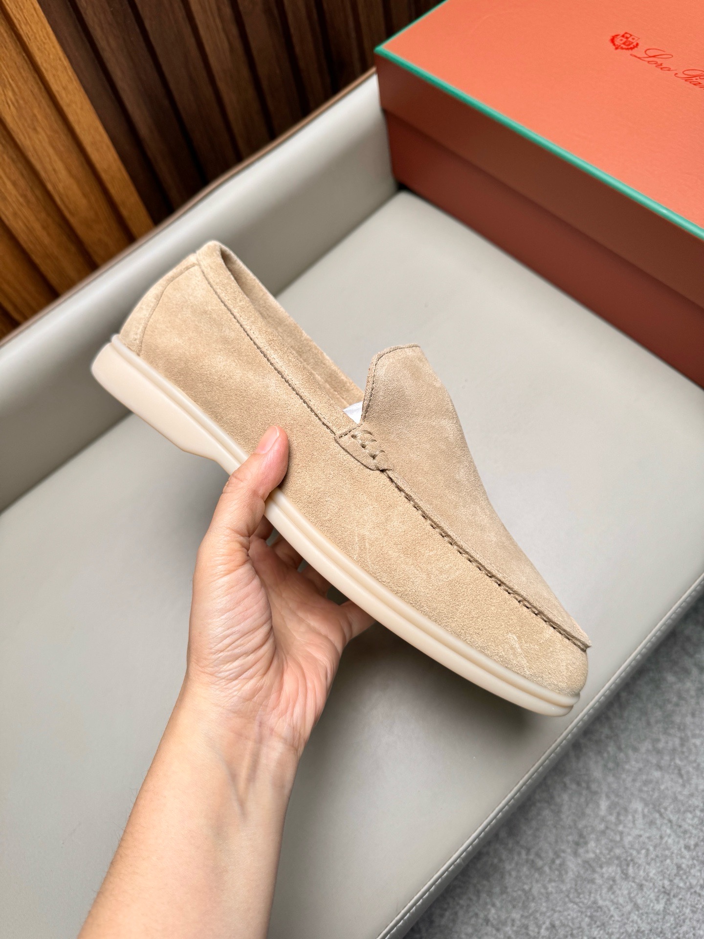 Лоферы унисекс в стиле Loro Piana из натуральной замши бежевого цвета