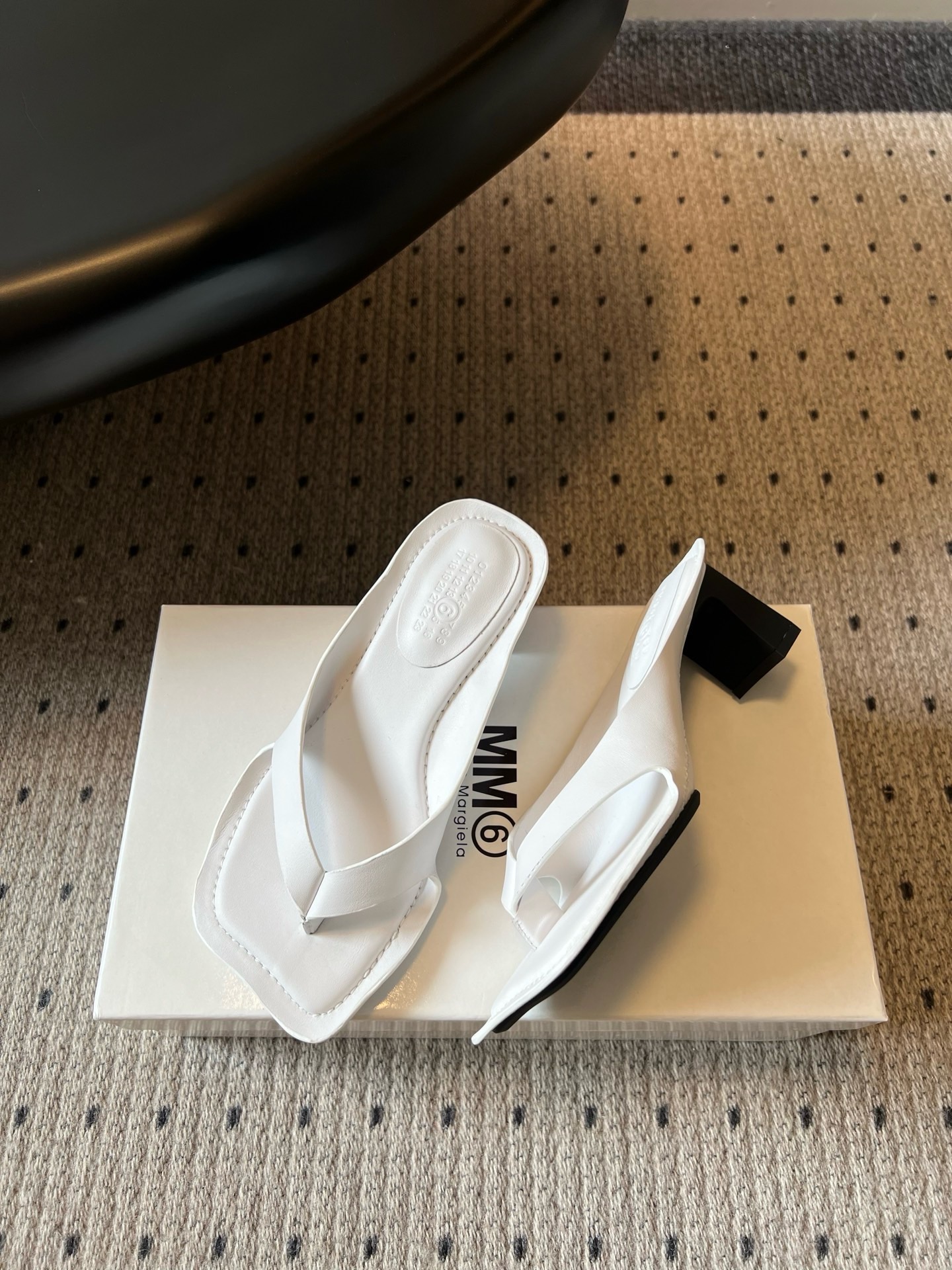 Мюли женские Maison Margiela белого цвета