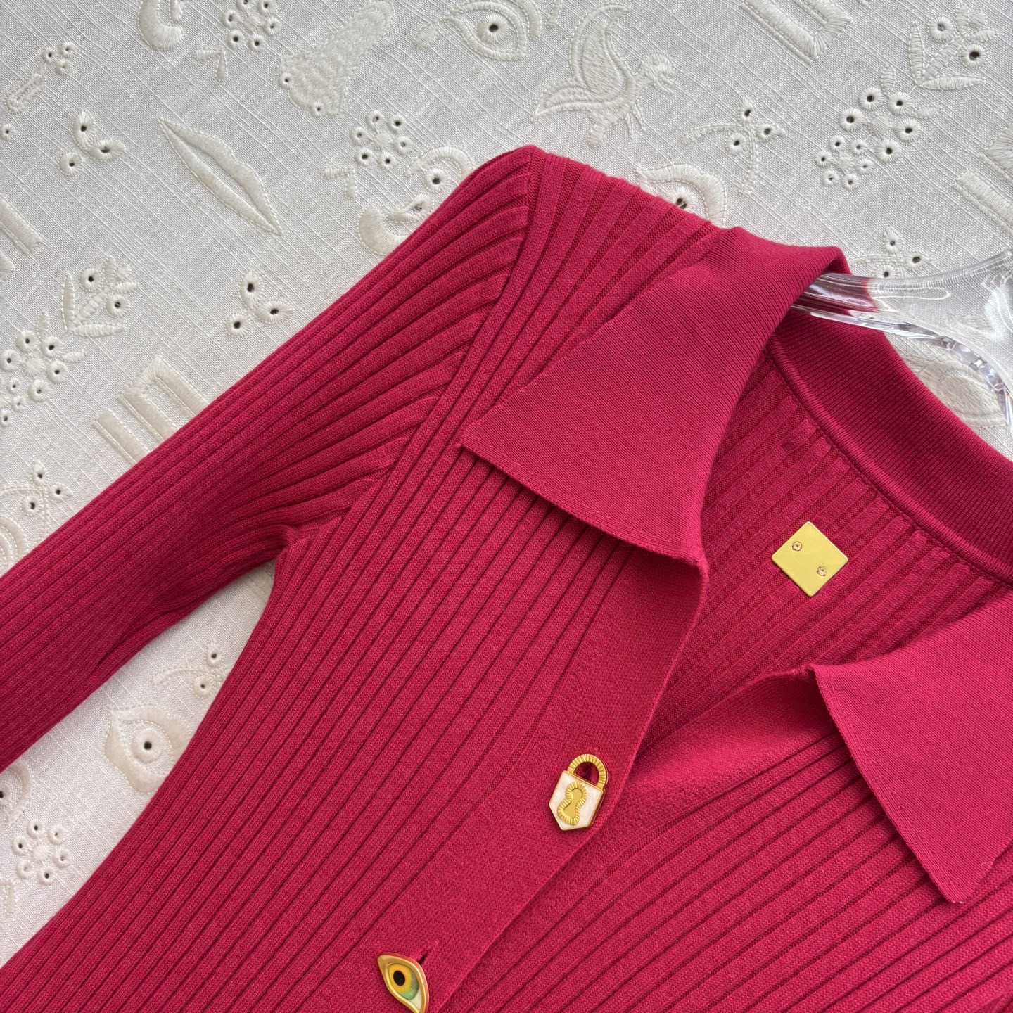 Платье женское Schiaparelli с асимметричными пуговицами малинового цвета