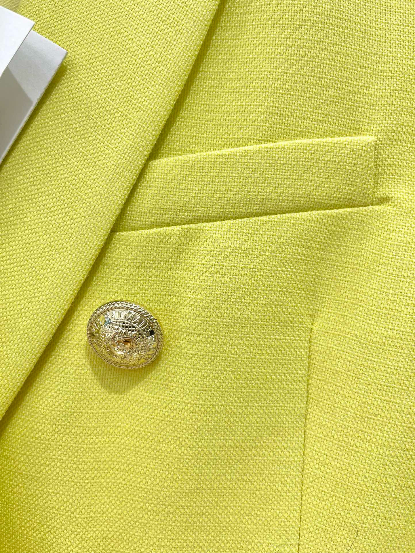 Жакет женский в стиле Balmain лимонно-жёлтого цвета с фирменными пуговицами