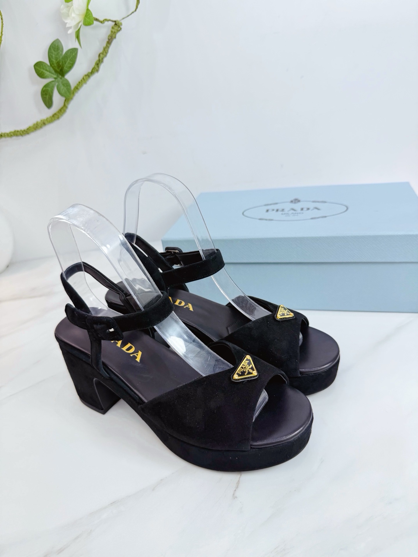 Босоножки женские Prada из натуральной замши черного цвета