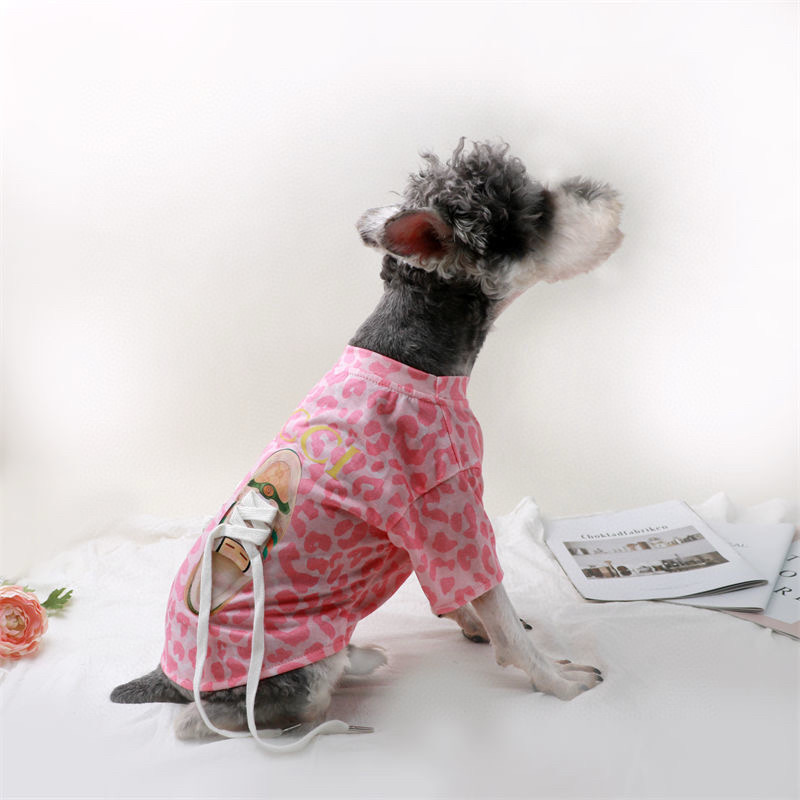 Футболка для собак в стиле Gucci из хлопкового трикотажа розового цвета с принтом кроссовок