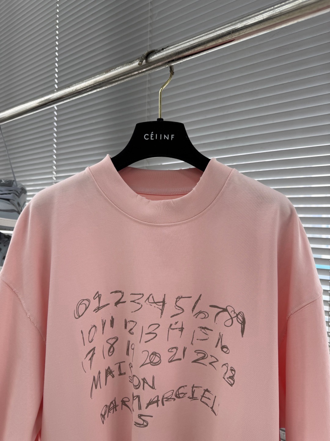 Футболка мужская в стиле Maison Margiela oversize розового цвета с принтом