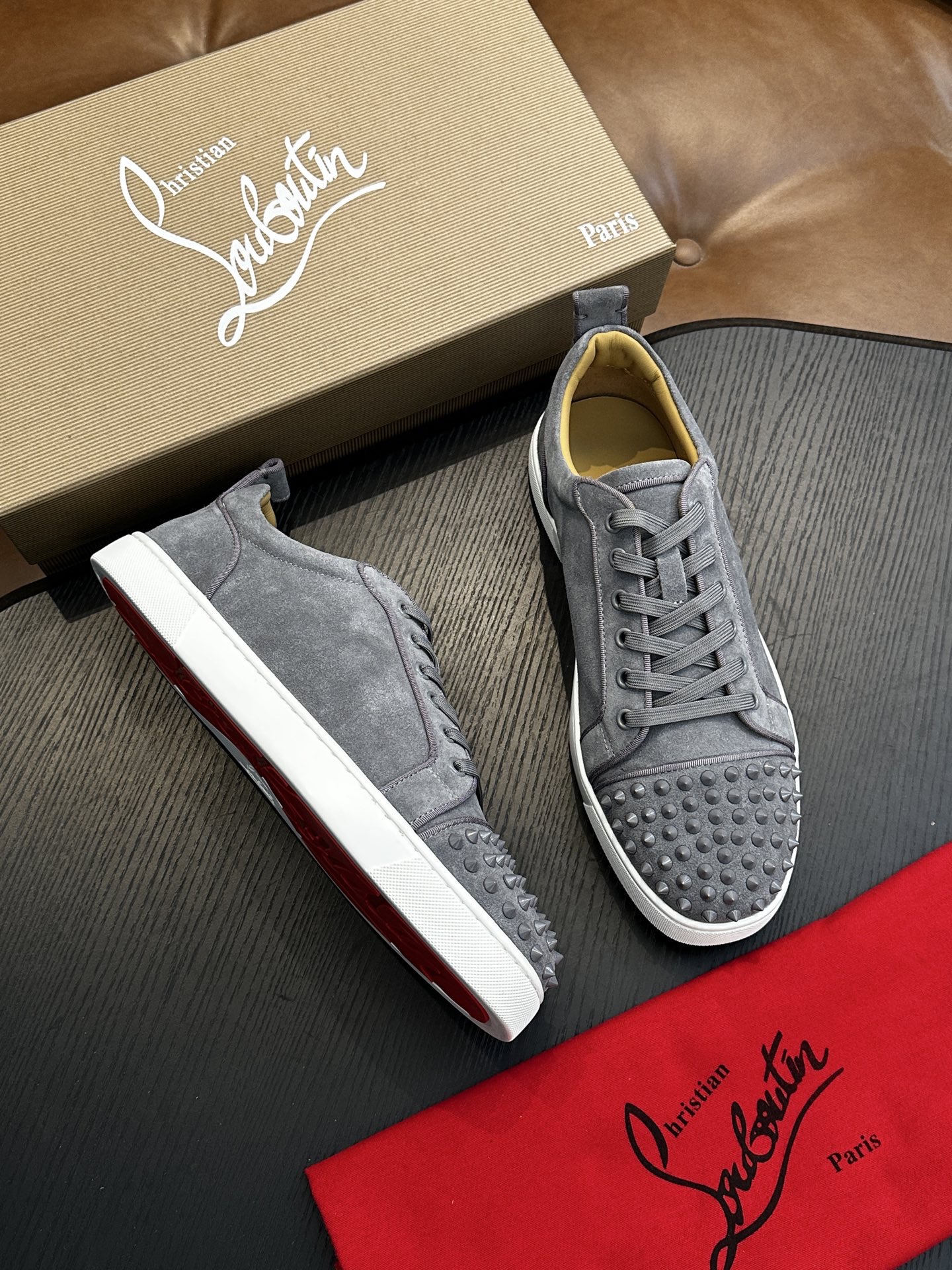 Кроссовки мужские в стиле Christian Louboutin серого цвета с шипами и белой подошвой