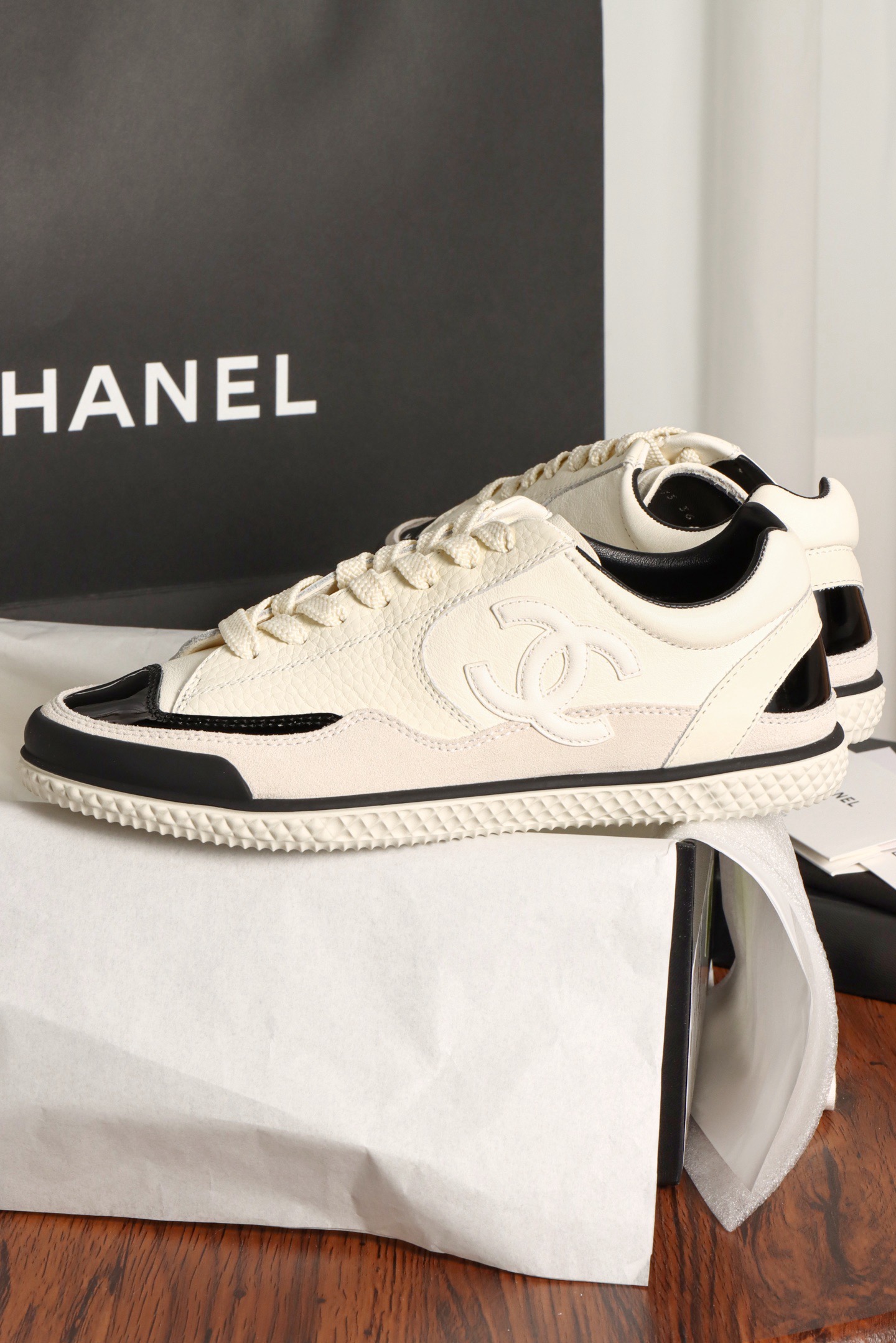 Кеды женские в стиле Chanel белого цвета с черными вставками
