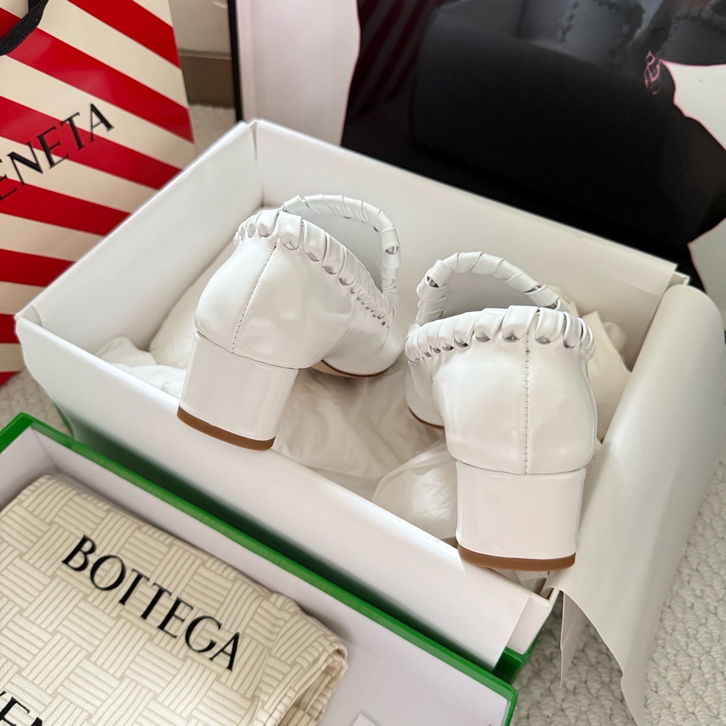 Лоферы женские в стиле Bottega Veneta Sabato белого цвета