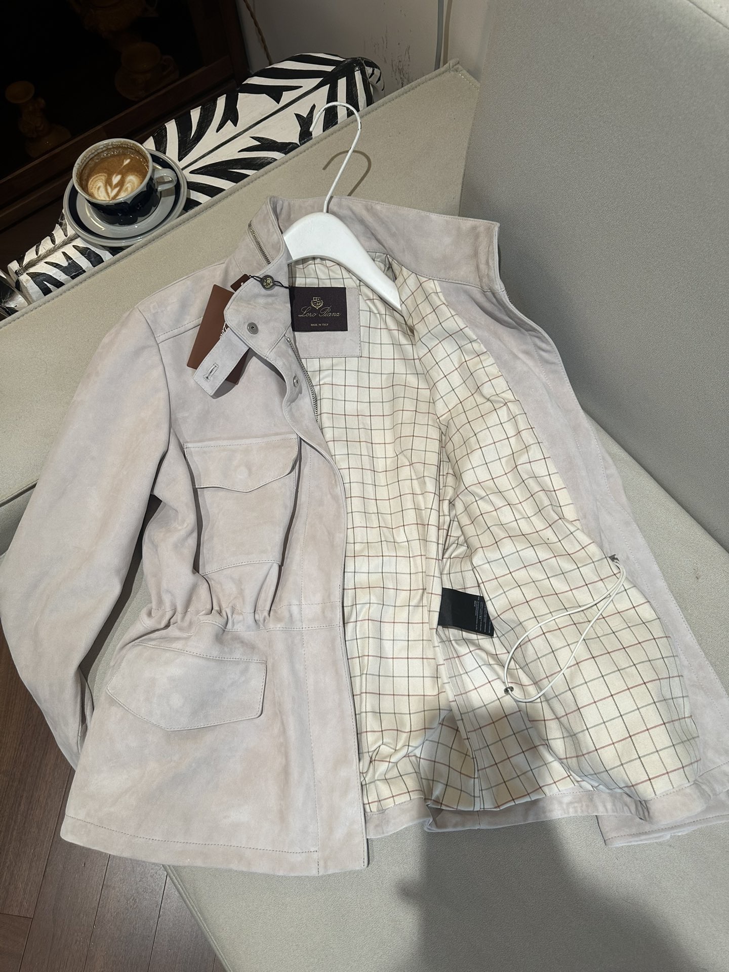 Куртка женская в стиле Loro Piana из натуральной замши светло-бежевого цвета с поясом