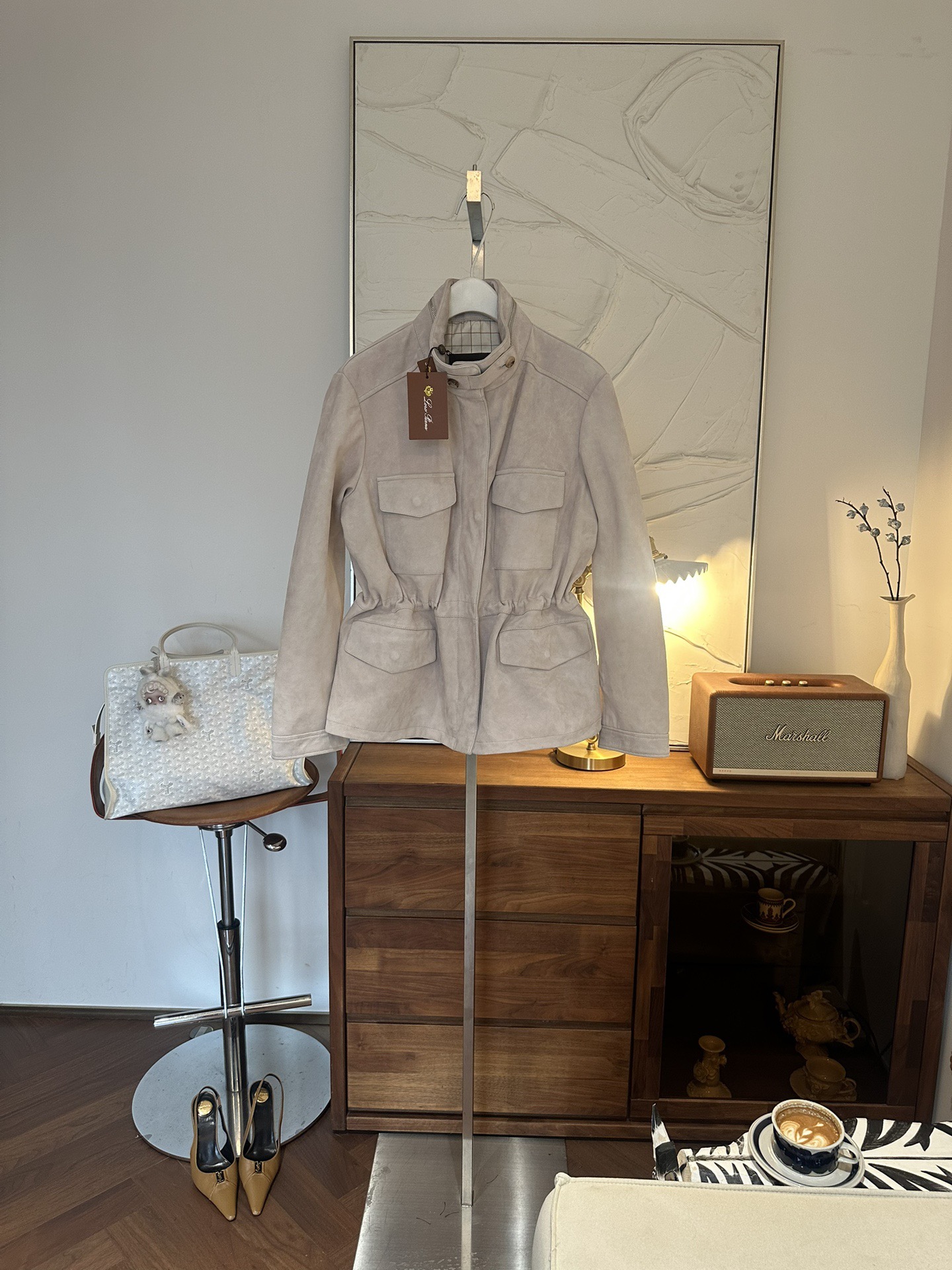 Куртка женская в стиле Loro Piana из натуральной замши светло-бежевого цвета с поясом