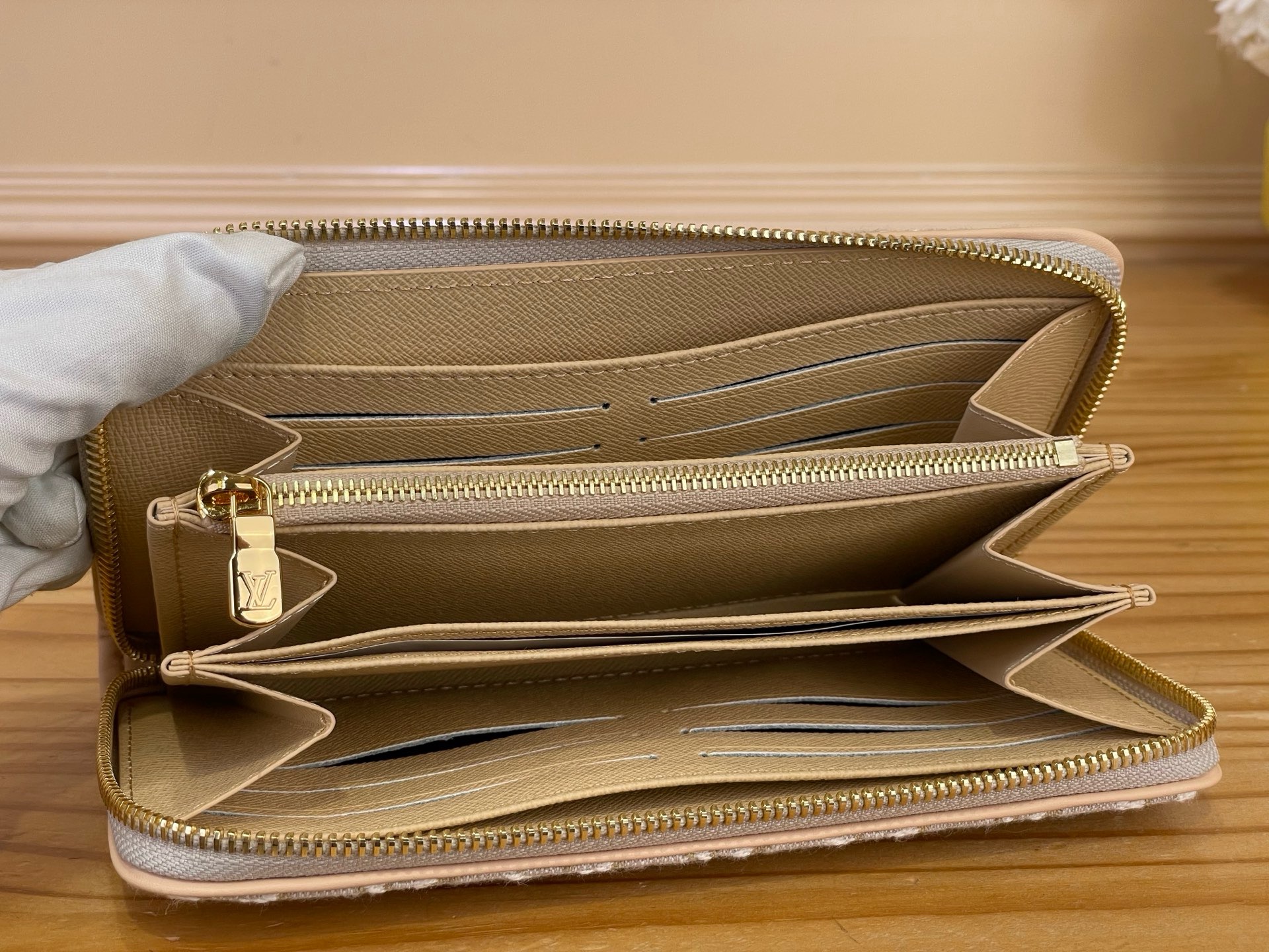 Кошелёк женский Louis Vuitton Zippy бежевого цвета